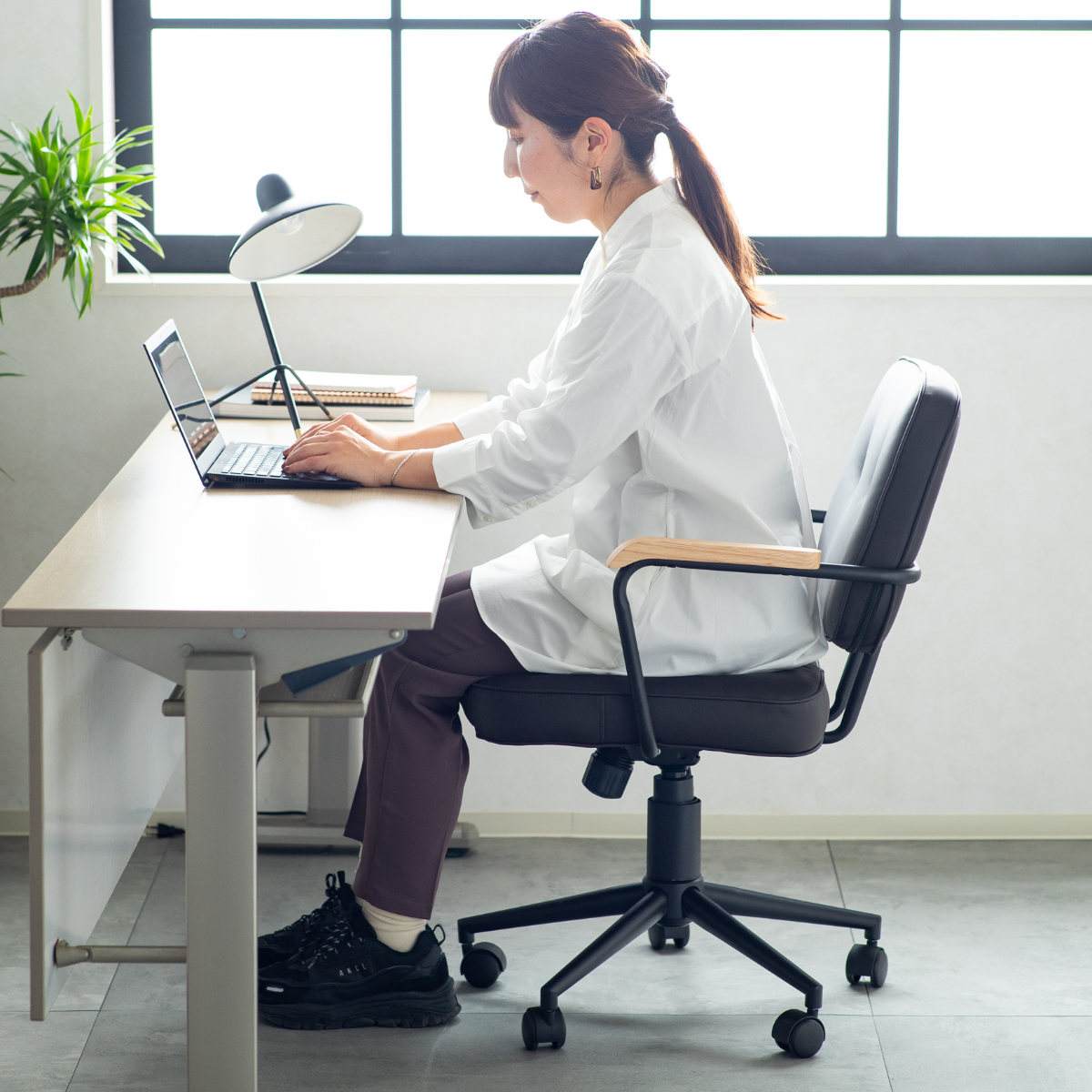 オフィスチェア 肘付 昇降式 座面高43~51cm エイム ( ワークチェア パソコンチェア ロッキング機能 肘掛け 高さ調節 レザー調 キャスター付き イス オフィス 仕事 ダイニング 在宅 勉強椅子 疲れにくい おしゃれ ) 【グレー】 グレー