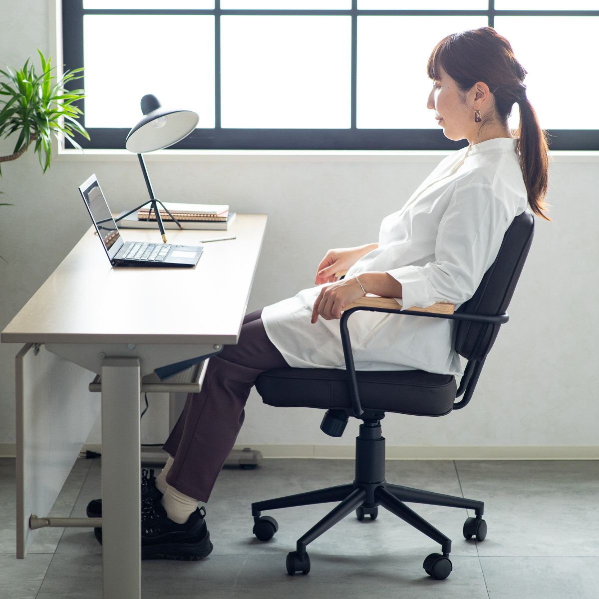 オフィスチェア 肘付 昇降式 座面高43~51cm エイム ( ワークチェア パソコンチェア ロッキング機能 肘掛け 高さ調節 レザー調 キャスター付き イス オフィス 仕事 ダイニング 在宅 勉強椅子 疲れにくい おしゃれ ) 【グレー】 グレー