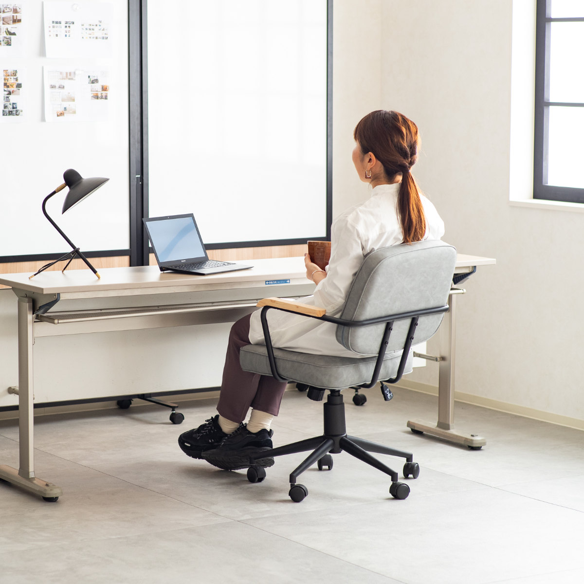 オフィスチェア 肘付 昇降式 座面高43~51cm エイム ( ワークチェア パソコンチェア ロッキング機能 肘掛け 高さ調節 レザー調 キャスター付き イス オフィス 仕事 ダイニング 在宅 勉強椅子 疲れにくい おしゃれ ) 【グレー】 グレー