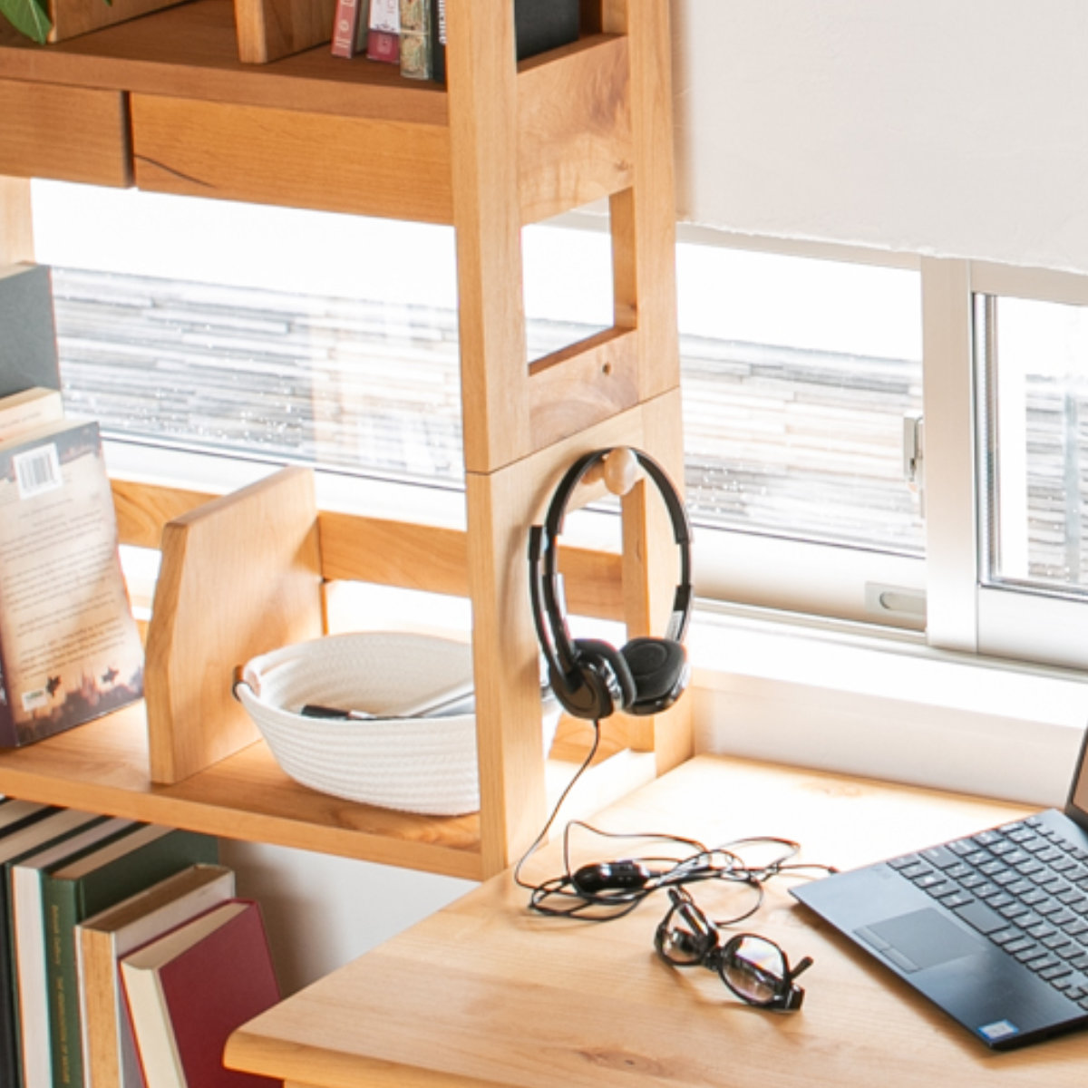 オープンラック 書棚 幅55cm 高さ143cm フォレスト ( ラック 棚 収納 木製 天然木 収納棚 シェルフ 引き出し付き 小物収納 スリム 奥行23cm 本棚 本立て シンプル 教科書 本 学習教材 ブックエンド フック付き デスク横 )