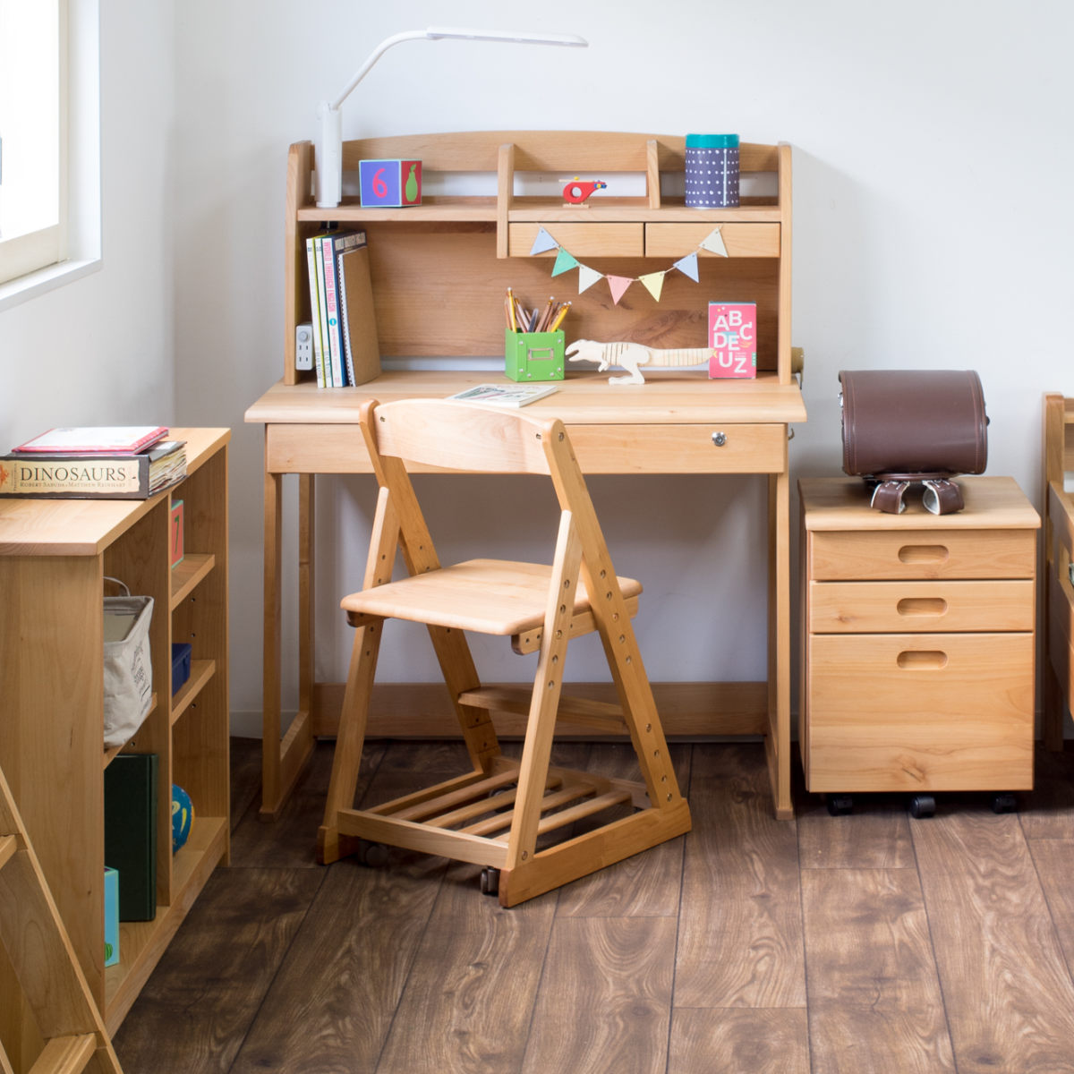 オープンラック 書棚 幅55cm 高さ143cm フォレスト ( ラック 棚 収納 木製 天然木 収納棚 シェルフ 引き出し付き 小物収納 スリム 奥行23cm 本棚 本立て シンプル 教科書 本 学習教材 ブックエンド フック付き デスク横 )