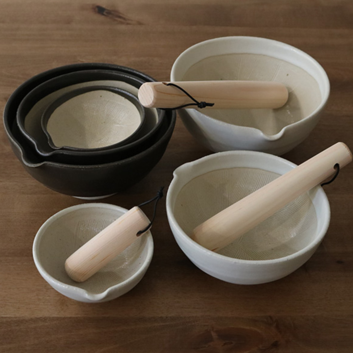 すり鉢 小 片口 SALIU 陶器 白唐津 黒釉 日本製 ( すりばち 陶器製すり鉢 電子レンジ対応 ロロ キッチン用品 キッチン雑貨 キッチン小物 台所用品 キッチングッズ キッチン便利グッズ LOLO ) 【黒釉】 黒釉