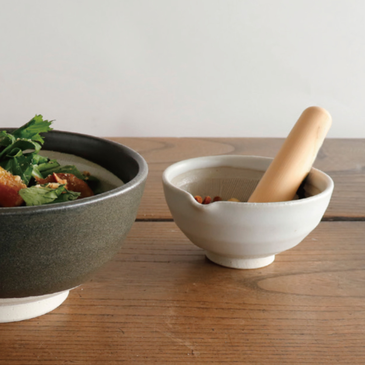 すり鉢 小 片口 SALIU 陶器 白唐津 黒釉 日本製 ( すりばち 陶器製すり鉢 電子レンジ対応 ロロ キッチン用品 キッチン雑貨 キッチン小物 台所用品 キッチングッズ キッチン便利グッズ LOLO ) 【黒釉】 黒釉