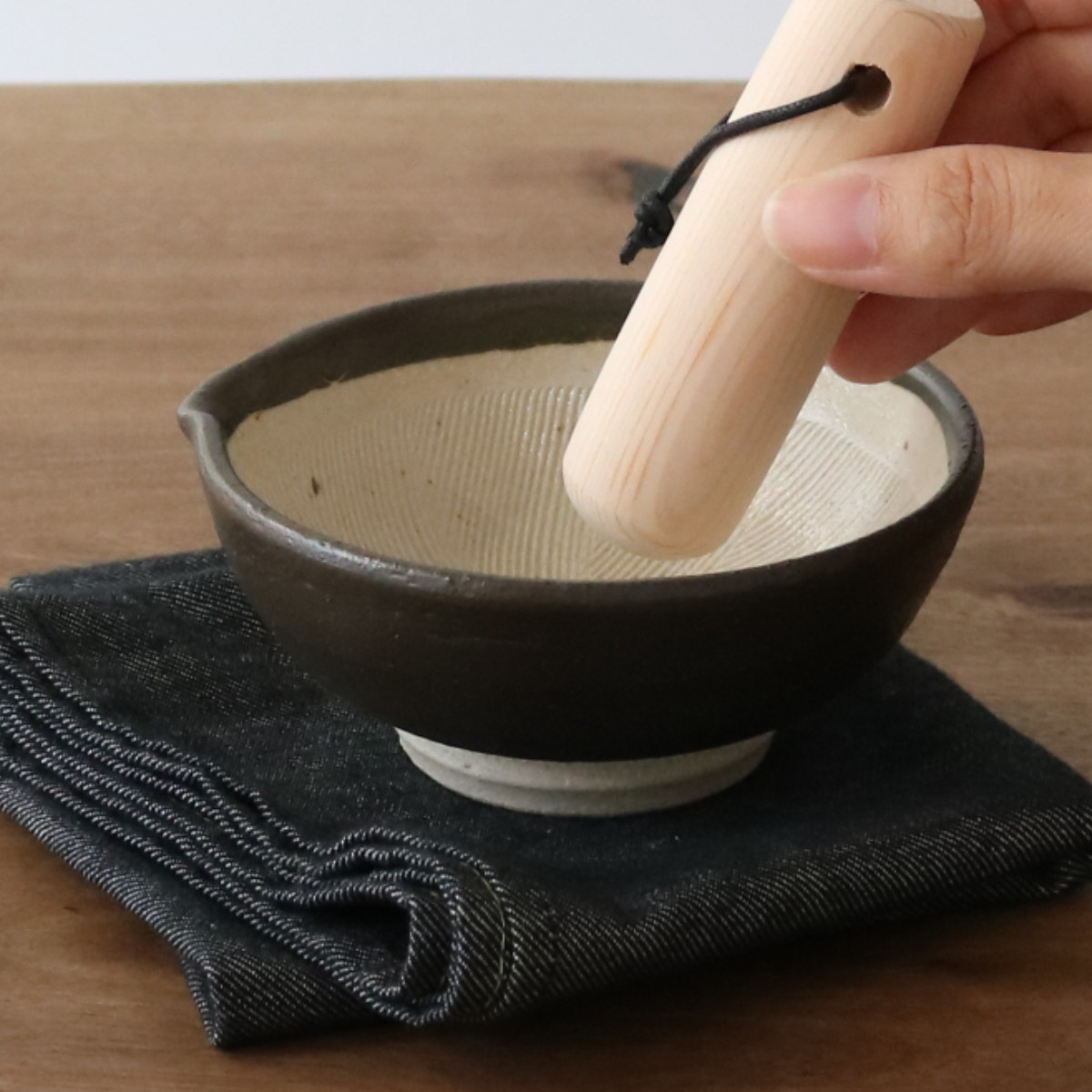 すり鉢 小 片口 SALIU 陶器 白唐津 黒釉 日本製 ( すりばち 陶器製すり鉢 電子レンジ対応 ロロ キッチン用品 キッチン雑貨 キッチン小物 台所用品 キッチングッズ キッチン便利グッズ LOLO ) 【黒釉】 黒釉