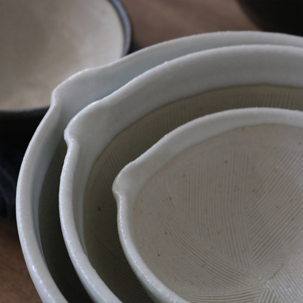 すり鉢 小 片口 SALIU 陶器 白唐津 黒釉 日本製 ( すりばち 陶器製すり鉢 電子レンジ対応 ロロ キッチン用品 キッチン雑貨 キッチン小物 台所用品 キッチングッズ キッチン便利グッズ LOLO ) 【黒釉】 黒釉