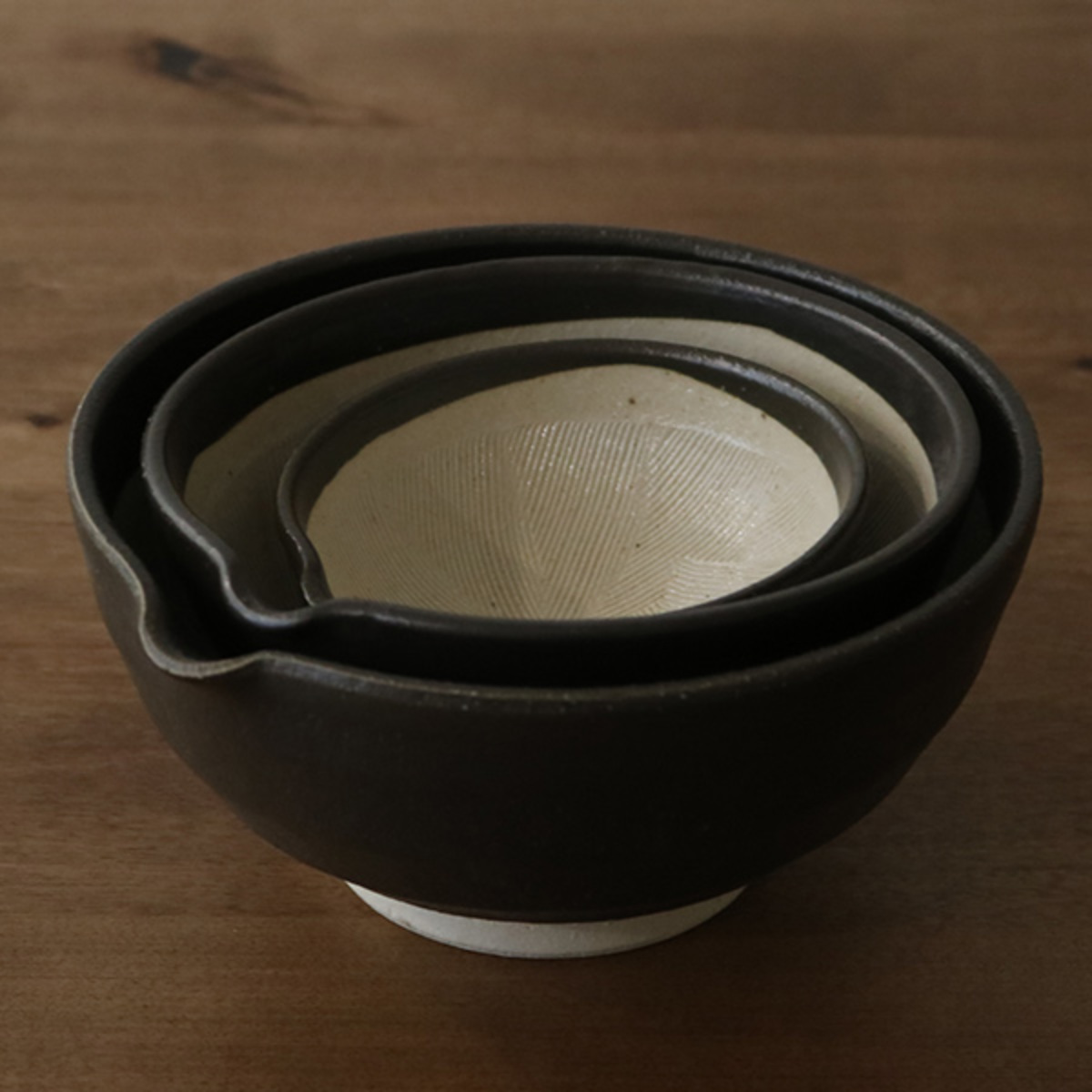 すり鉢 小 片口 SALIU 陶器 白唐津 黒釉 日本製 ( すりばち 陶器製すり鉢 電子レンジ対応 ロロ キッチン用品 キッチン雑貨 キッチン小物 台所用品 キッチングッズ キッチン便利グッズ LOLO ) 【黒釉】 黒釉