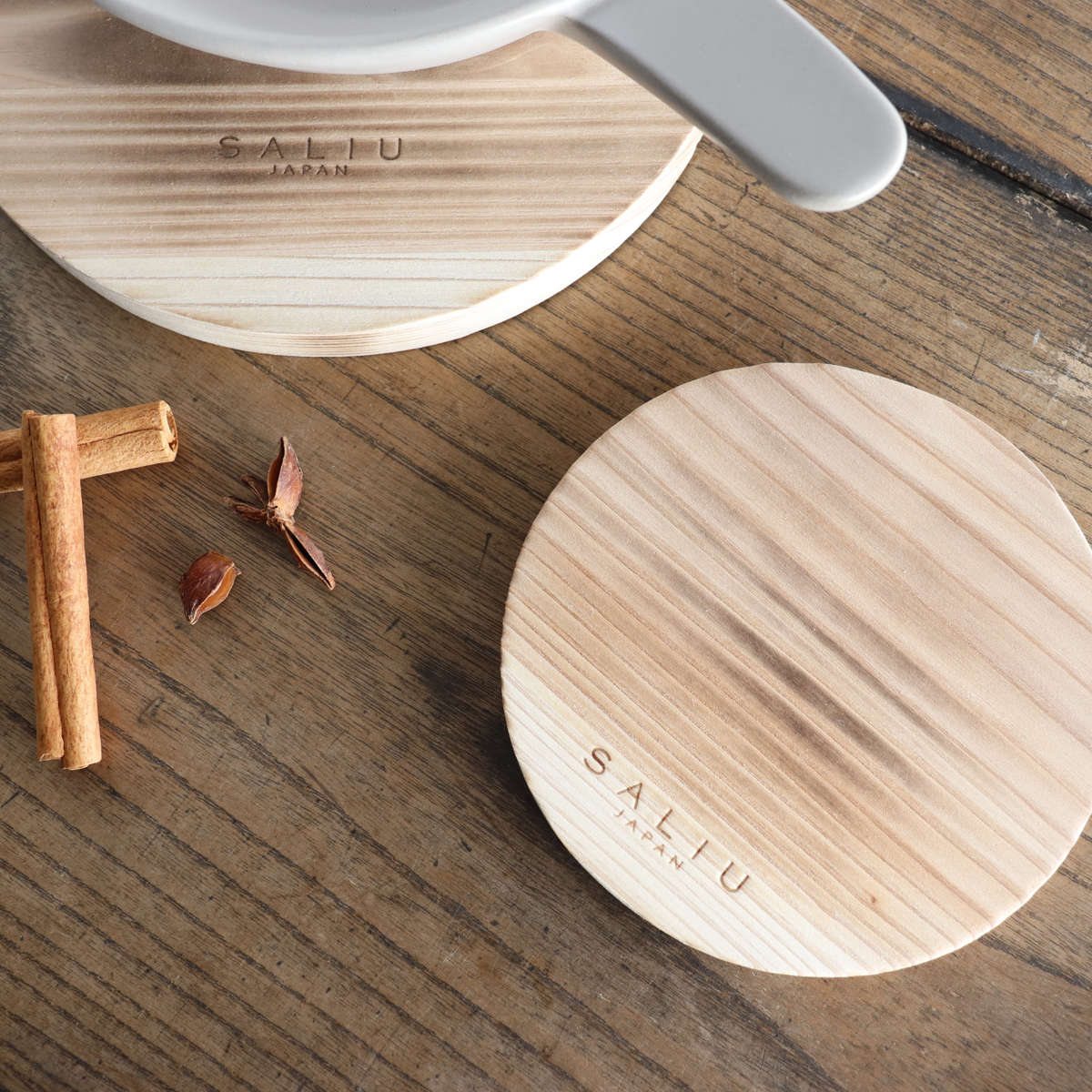 鍋敷き 焼杉プレート 丸型 直径18cm SALIU The Chef 木製 ( ロロ 鍋しき 鍋置き 鍋プレート 木製プレート ウッドボード 円形 日本製 卓上 グリルパン フライパン スキレット なべしき 天然木 杉 おしゃれ キッチン雑貨 )