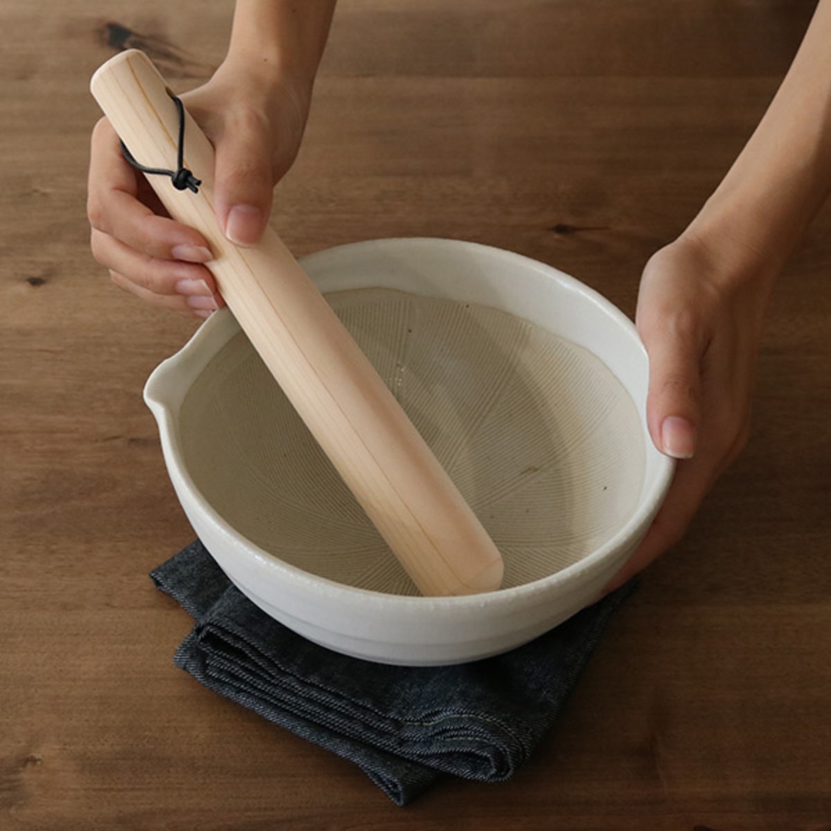 すり鉢 SALIU 片口すり鉢 直径19cm ( 日本製 陶器 美濃焼 すりばち ボウル 鉢 おしゃれ かわいい シンプル とろろ 離乳食 すりごま すり胡麻 ごま 調理 片口 ) 【黒】 黒