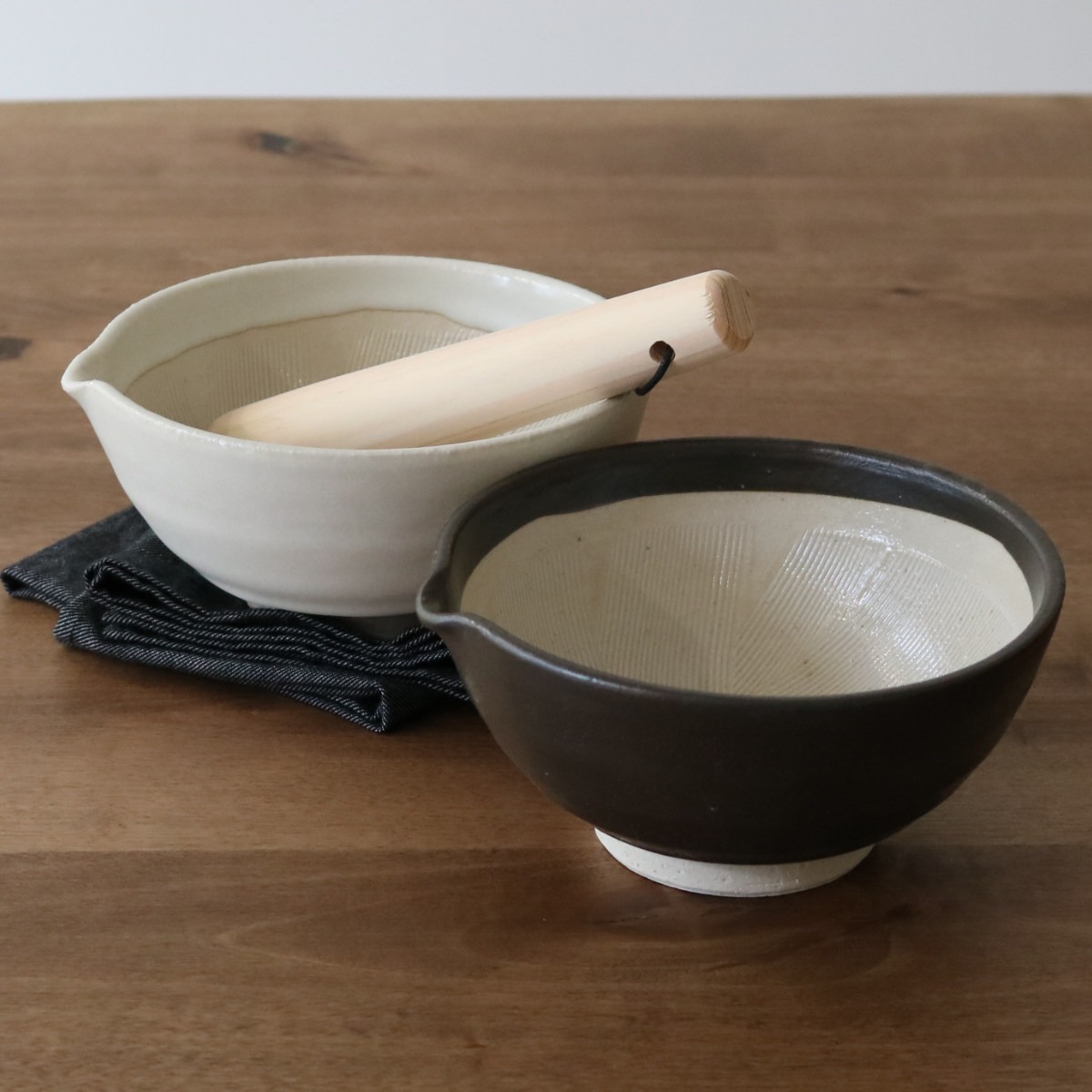 すり鉢 SALIU 片口すり鉢 直径16cm ( 日本製 陶器 美濃焼 すりばち ボウル 鉢 おしゃれ かわいい シンプル とろろ 離乳食 すりごま すり胡麻 ごま 調理 片口 ) 【黒】 黒