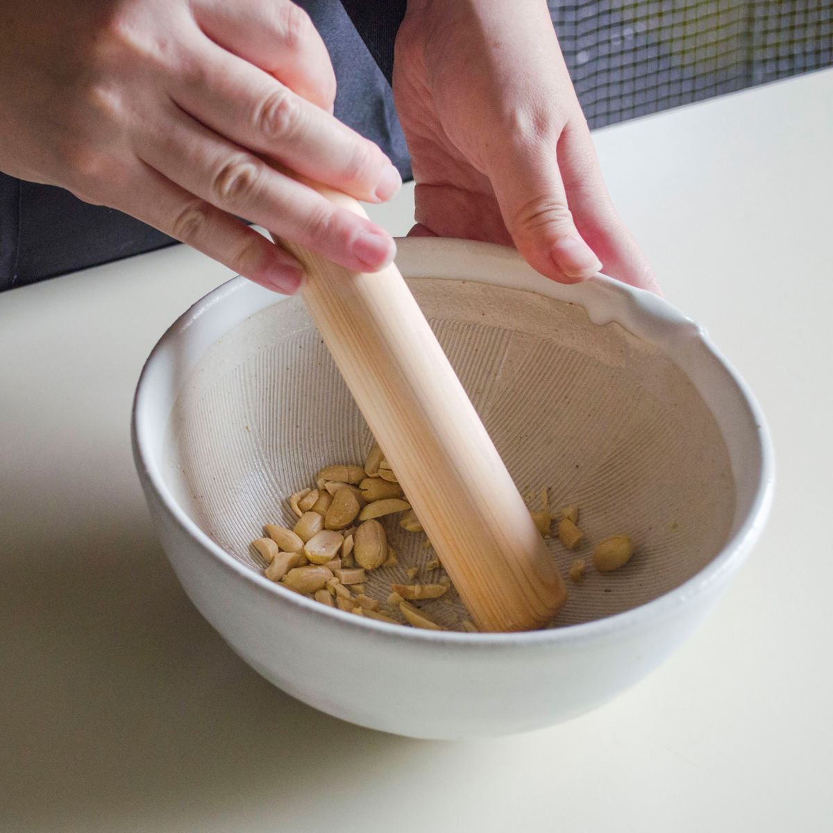 すり鉢 SALIU 片口すり鉢 直径16cm ( 日本製 陶器 美濃焼 すりばち ボウル 鉢 おしゃれ かわいい シンプル とろろ 離乳食 すりごま すり胡麻 ごま 調理 片口 ) 【黒】 黒