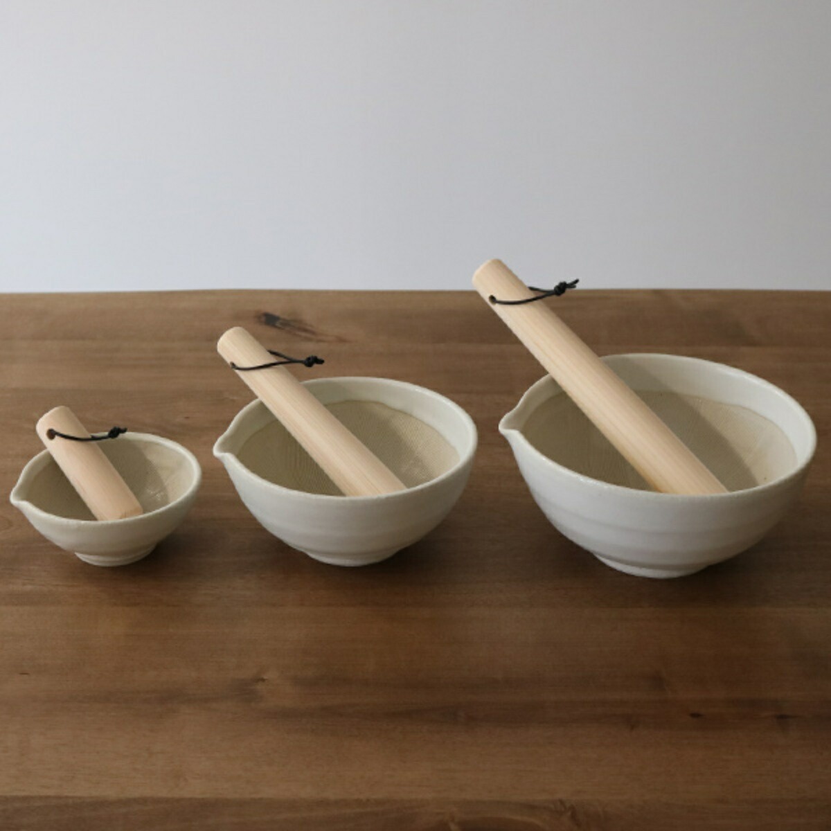 すり鉢 SALIU 片口すり鉢 直径16cm ( 日本製 陶器 美濃焼 すりばち ボウル 鉢 おしゃれ かわいい シンプル とろろ 離乳食 すりごま すり胡麻 ごま 調理 片口 ) 【黒】 黒