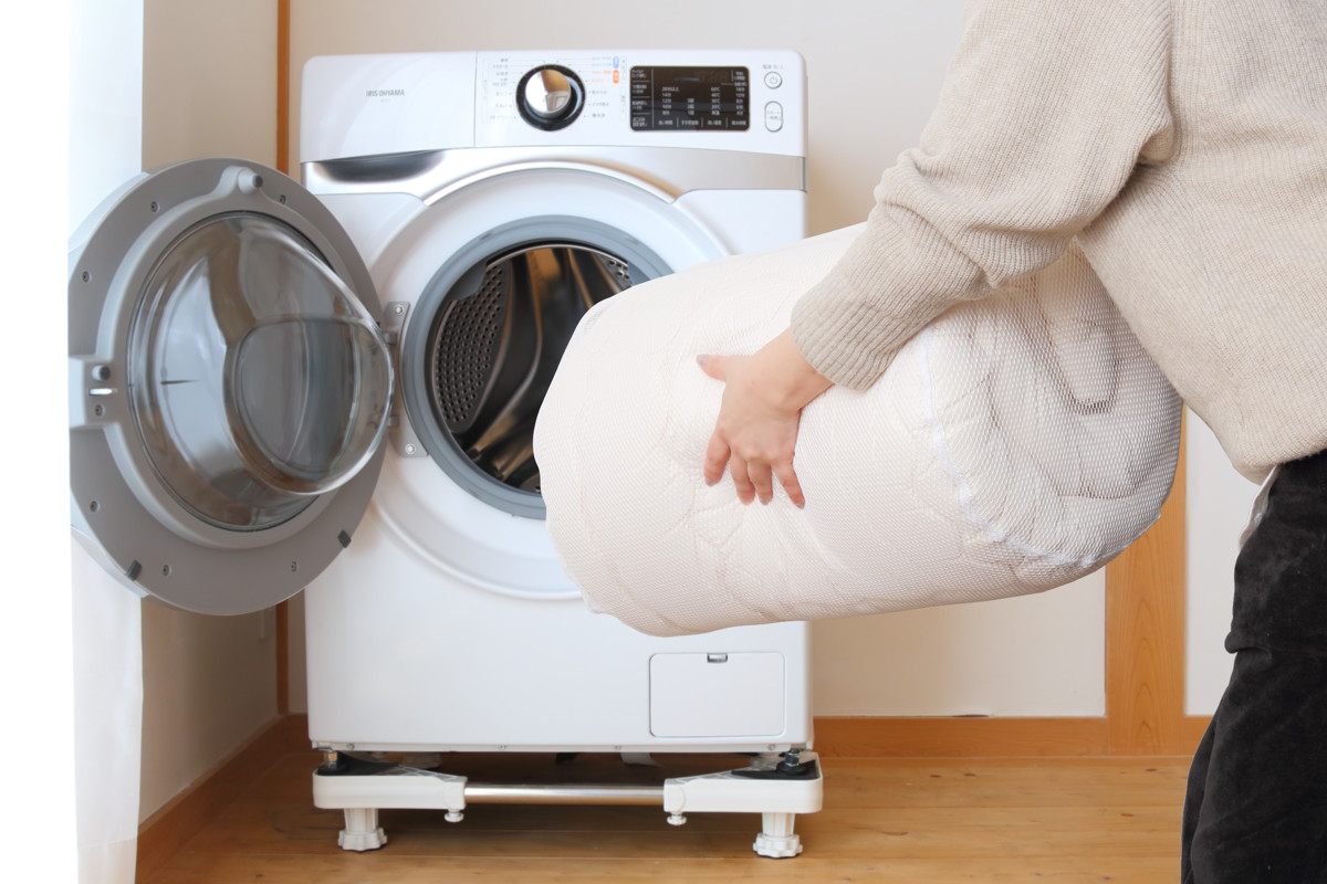 洗濯乾燥機が使える掛け布団 低温タンブル対応 シングル 専用洗濯ネット付き ( 掛け布団 日本製 ドラム式洗濯機対応 ふわかる 1.8kg 外干し不要 掛布団 乾燥機OK ネット付 ホームクリーニング 軽量 )