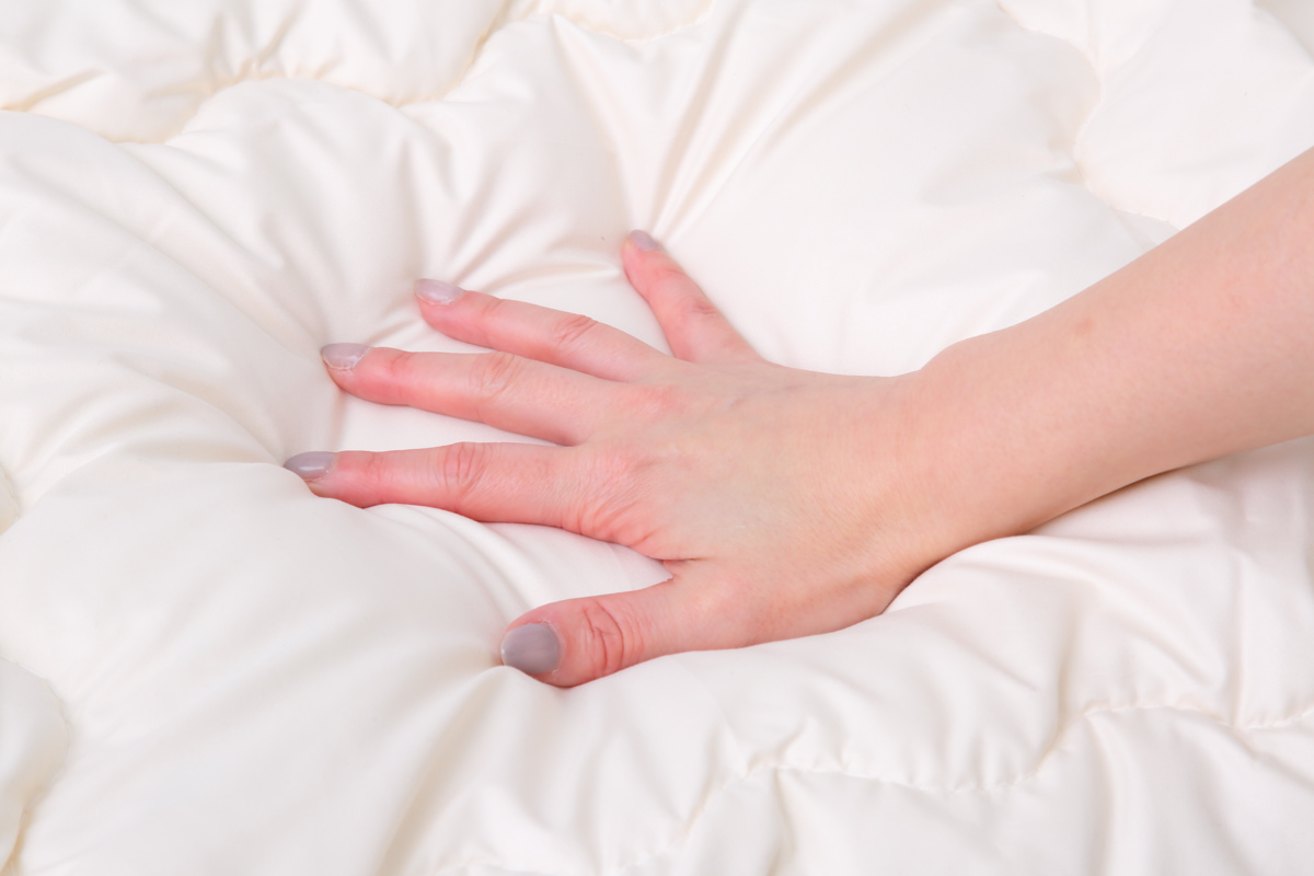 洗濯乾燥機が使える掛け布団 低温タンブル対応 シングル 専用洗濯ネット付き ( 掛け布団 日本製 ドラム式洗濯機対応 ふわかる 1.8kg 外干し不要 掛布団 乾燥機OK ネット付 ホームクリーニング 軽量 )