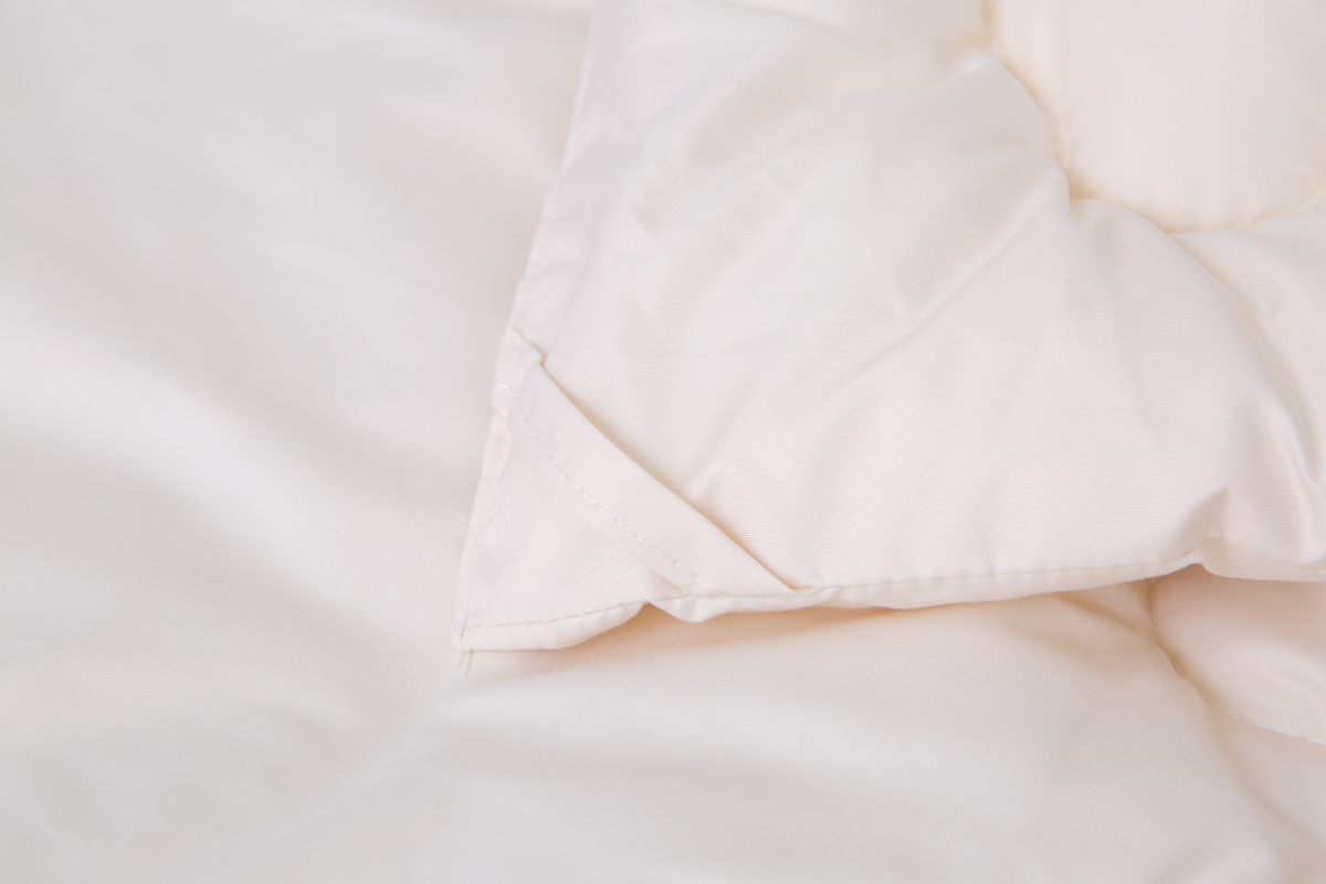 洗濯乾燥機が使える掛け布団 低温タンブル対応 シングル 専用洗濯ネット付き ( 掛け布団 日本製 ドラム式洗濯機対応 ふわかる 1.8kg 外干し不要 掛布団 乾燥機OK ネット付 ホームクリーニング 軽量 )