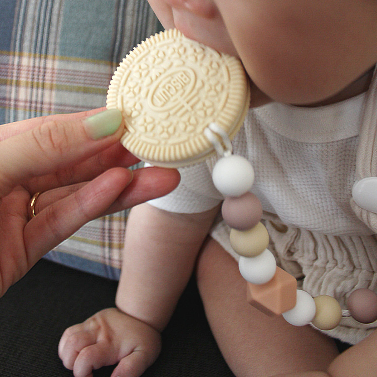 おもちゃ BISCUIT TEETHER 歯固め 赤ちゃん 北欧風 （ シリコン はがため 歯がため ベビー クリップ付き 出産祝い プレゼント  ビーズ ストラップ 乳歯 歯 生え始め 噛むおもちゃ ビスケット型 かわいい ギフト ）