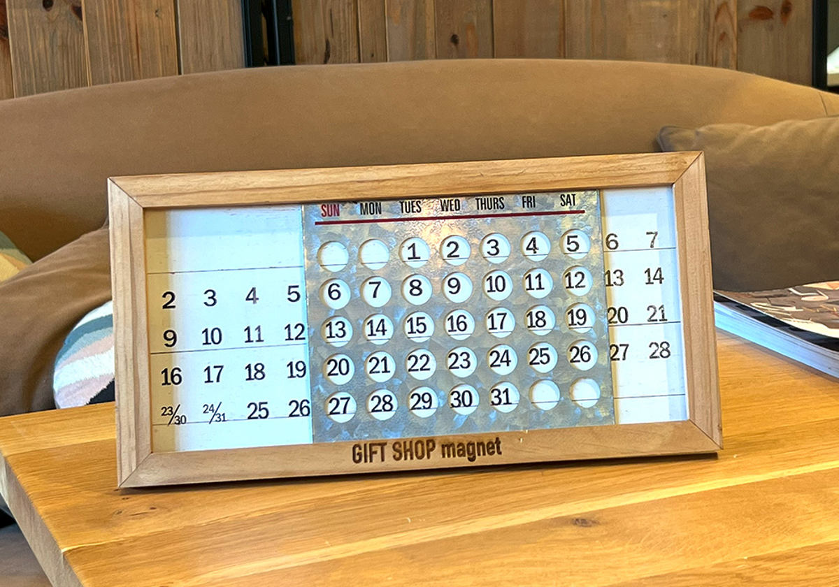 万年カレンダー WOODEN PERPETUAL CALENDAR MINI 掛け置き両用 35cm×18cm （ 万年 カレンダー 木製 ブリキ 卓上 カレンダー 壁掛け 卓上 壁面 おしゃれ レトロ アンティーク調 ヴィンテージ ビンテージ インテリア 雑貨 ）: リビングート ANA  Mall店｜ANA Mall｜マイルが ...