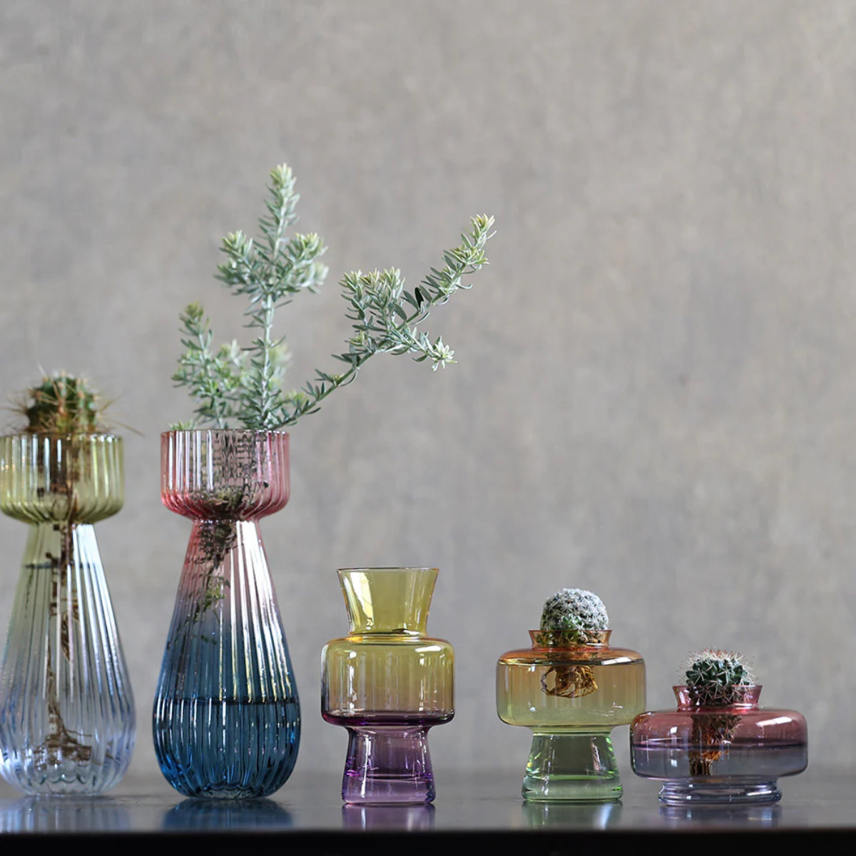 ●(KC) 花瓶 2個セット 赤系 グラデーション 硝子 フラワーベース 花器 花びん ガラス インテリア雑貨 置物 コレクション
