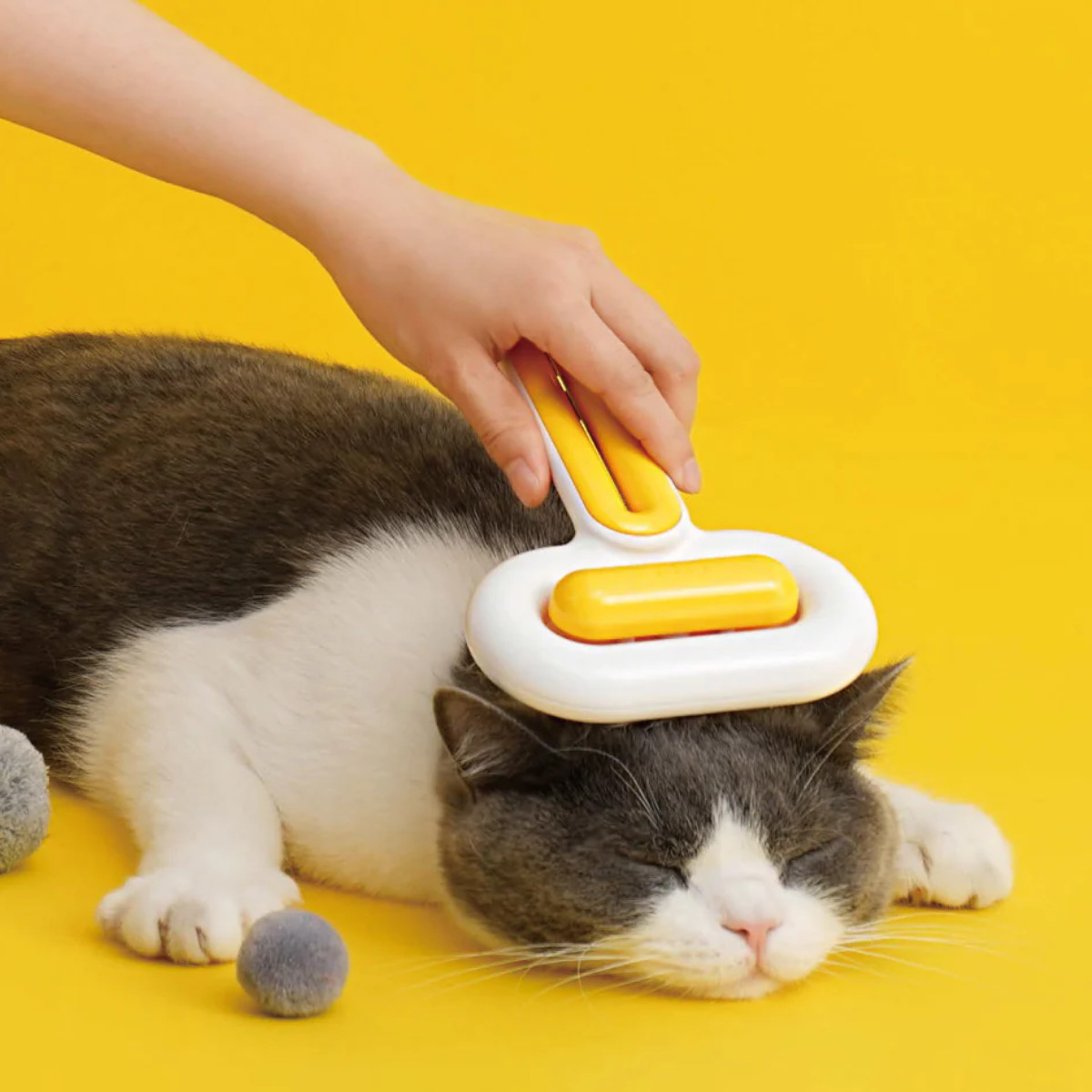 ペットブラシ 猫 Capsule Brush ZEZE （ ペット 毛取り ブラッシング 毛 毛玉 抜け毛 掃除 犬 手動 両面 簡単 ペットクリーナー お手入れ 便利 安全 ペット用品 ） 【イエロー】