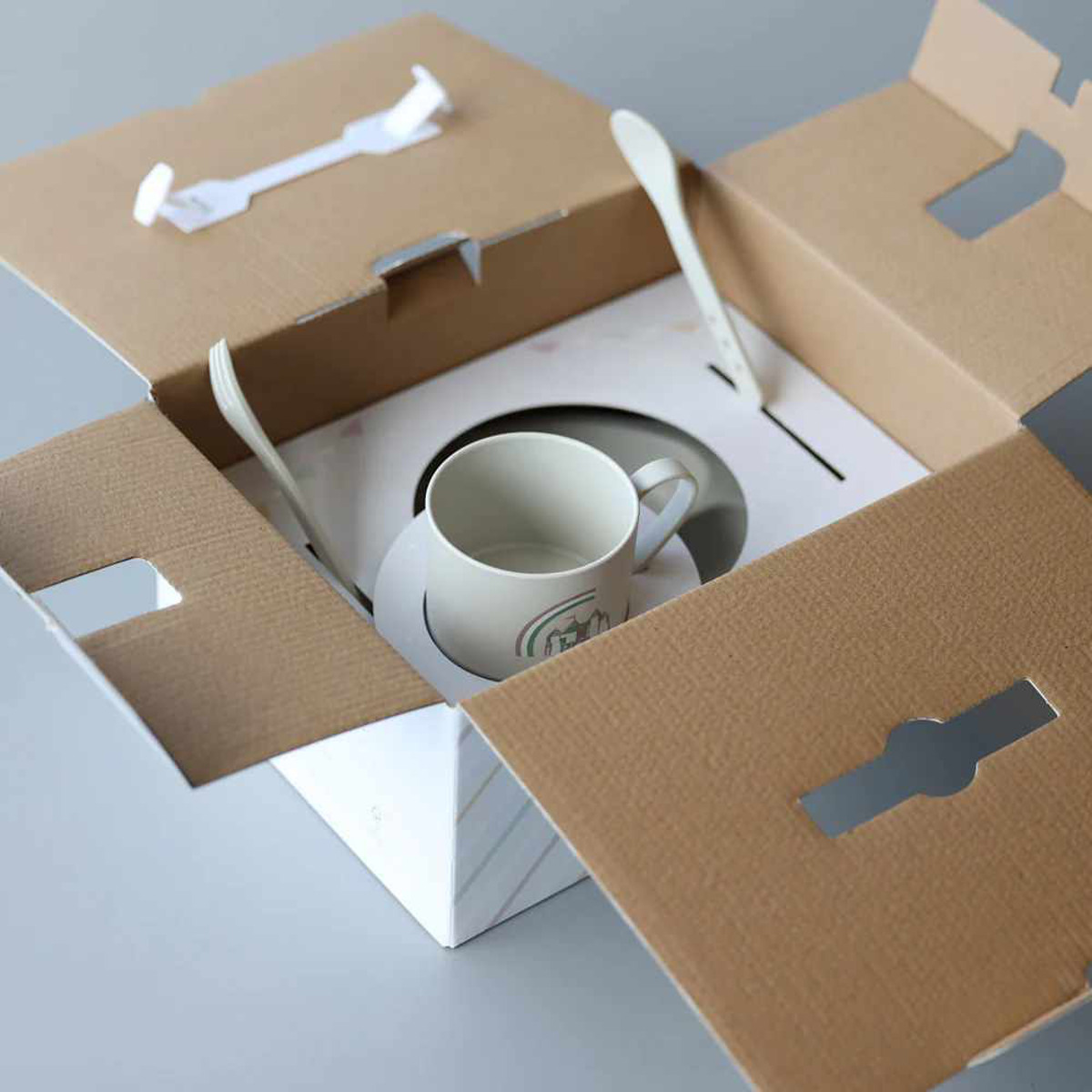 子ども向け 食器セット 安心 100%トウモロコシ由来 エコフレンドリー ( ギフトセット 子供用食器 プラスチック ランチプレート スプーン フォーク コップ 食洗機対応 キッズ 子ども ベビー食器 おしゃれ プレゼント 出産祝い )