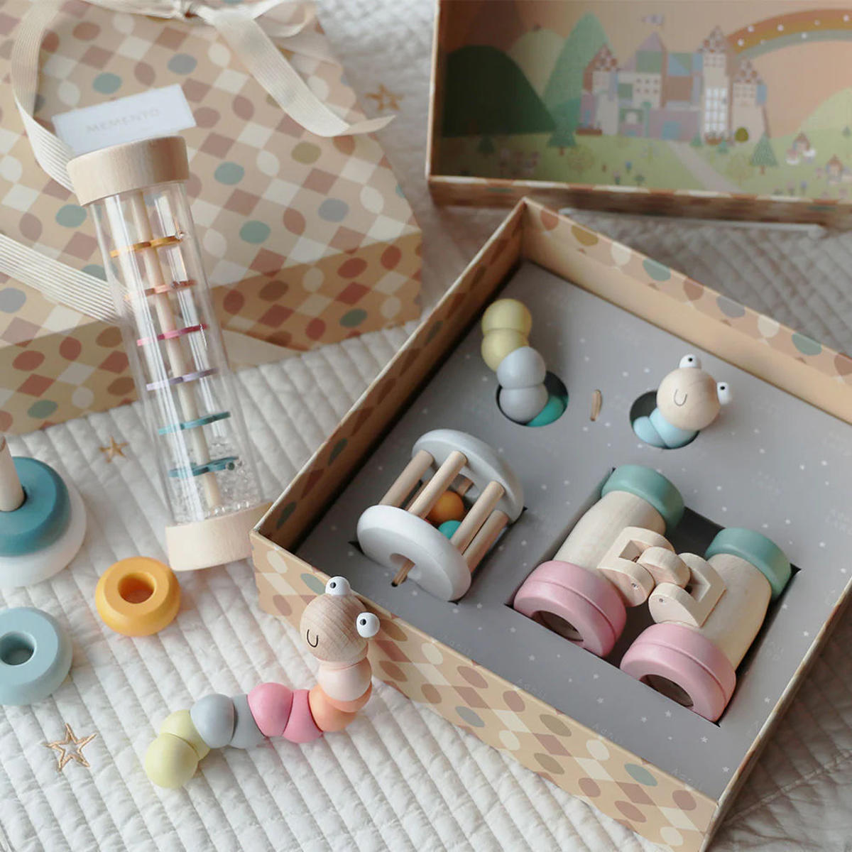 木製 おもちゃ 3点 ギフトセット MEMENTO RHYTHM 知育玩具 カラカラ Adnil LAND 0ヶ月 10ヶ月 1歳5ヶ月 ( 出産祝い ギフト おしゃれ 木のおもちゃ ベビー プレゼント 赤ちゃん 男の子 女の子 知育 指先知育 積み木 棒通し 音が鳴る )