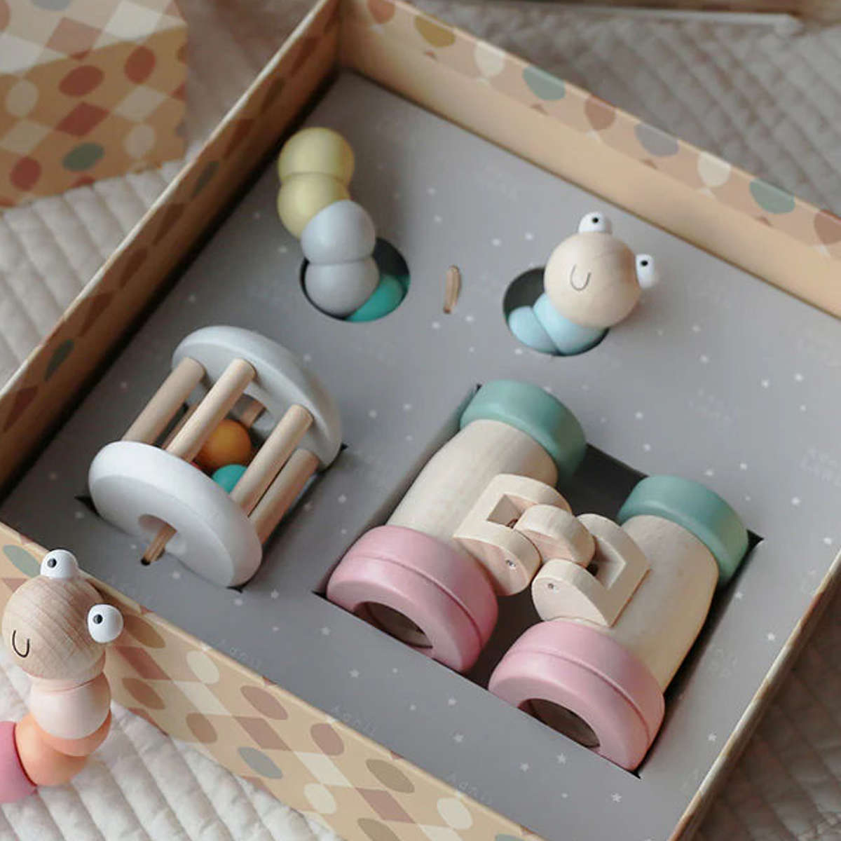 木製 おもちゃ 3点 ギフトセット MEMENTO SMILE 知育玩具 カラカラ Adnil LAND 0ヶ月 10ヶ月 1歳5ヶ月 ( 出産祝い ギフト おしゃれ 木のおもちゃ ベビー プレゼント 赤ちゃん 男の子 女の子 知育 ラトル 音 ガラガラ 双眼鏡 )