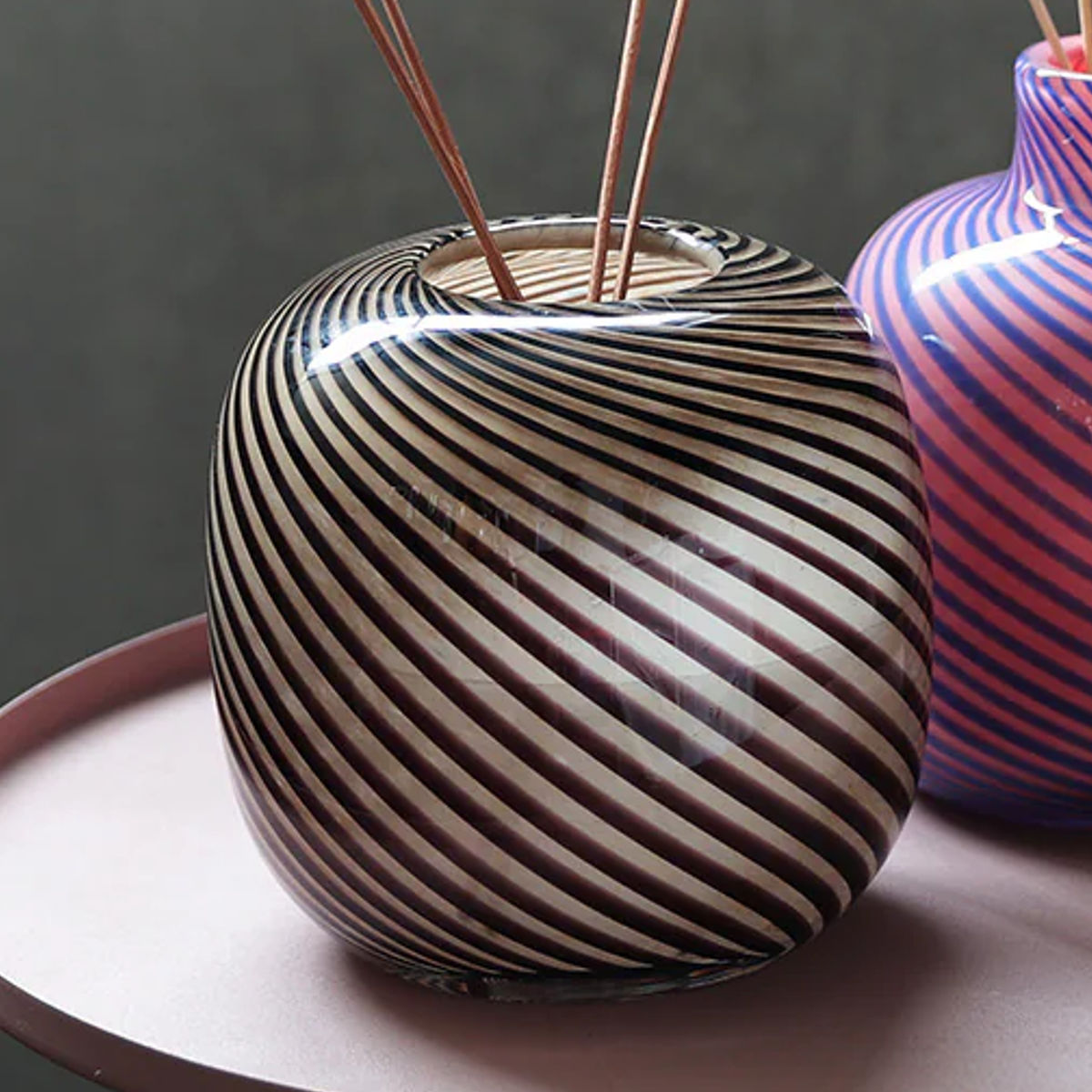 花瓶 旋律を奏でるかの曲線美 バッハ Henrik ( 花ビン 花びん 花器 フラワーベース フラワー 花 飾る 花入れ ガラス ガラス製 色ガラス おしゃれ 一輪挿し )