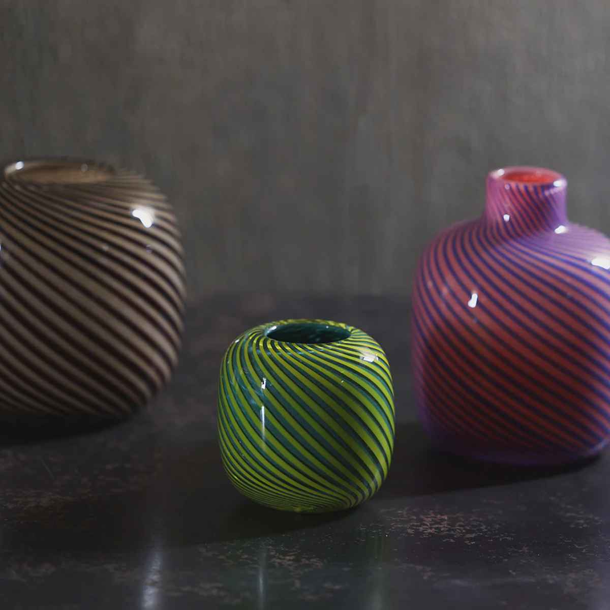 花瓶 旋律を奏でるかの曲線美 バッハ Henrik ( 花ビン 花びん 花器 フラワーベース フラワー 花 飾る 花入れ ガラス ガラス製 色ガラス おしゃれ 一輪挿し )