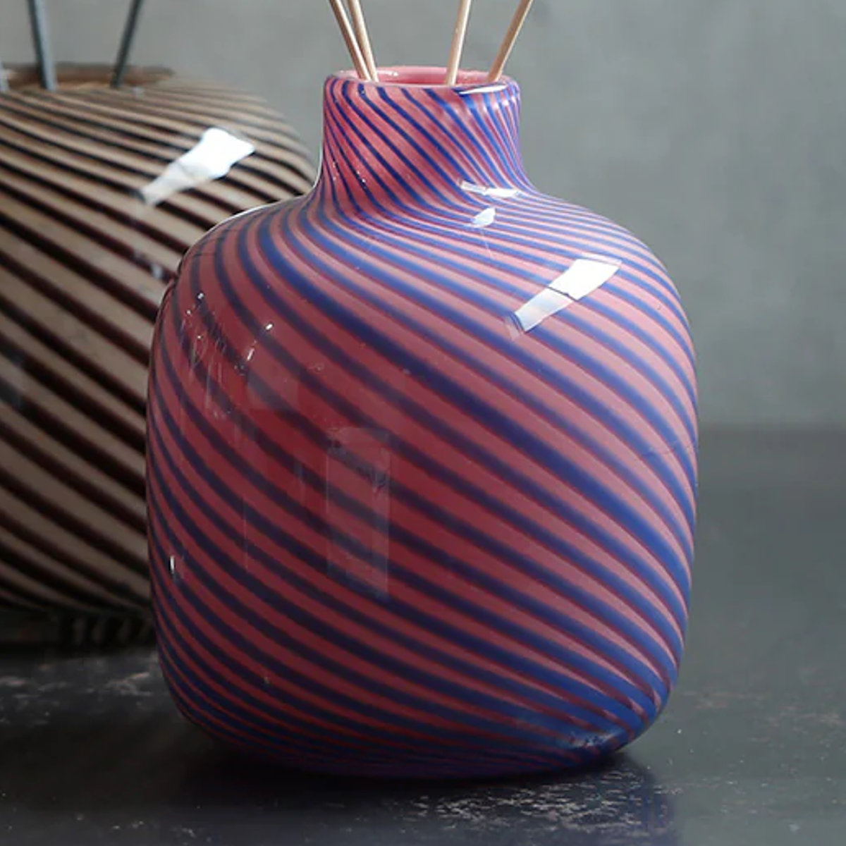 花瓶 旋律を奏でるかの曲線美 バッハ Kirsten ( 花ビン 花びん 花器 フラワーベース フラワー 花 飾る 花入れ ガラス ガラス製 色ガラス おしゃれ 一輪挿し )