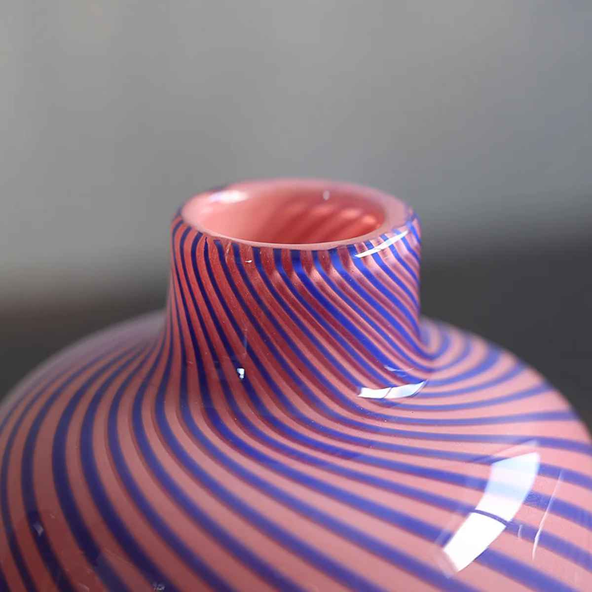 花瓶 旋律を奏でるかの曲線美 バッハ Kirsten ( 花ビン 花びん 花器 フラワーベース フラワー 花 飾る 花入れ ガラス ガラス製 色ガラス おしゃれ 一輪挿し )