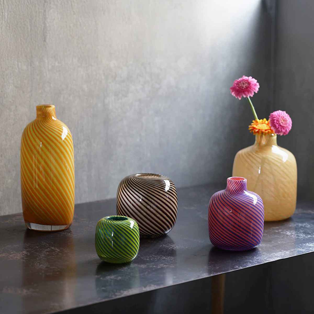 花瓶 旋律を奏でるかの曲線美 バッハ Mette ( 花ビン 花びん 花器 フラワーベース フラワー 花 飾る 花入れ ガラス ガラス製 色ガラス おしゃれ 一輪挿し )