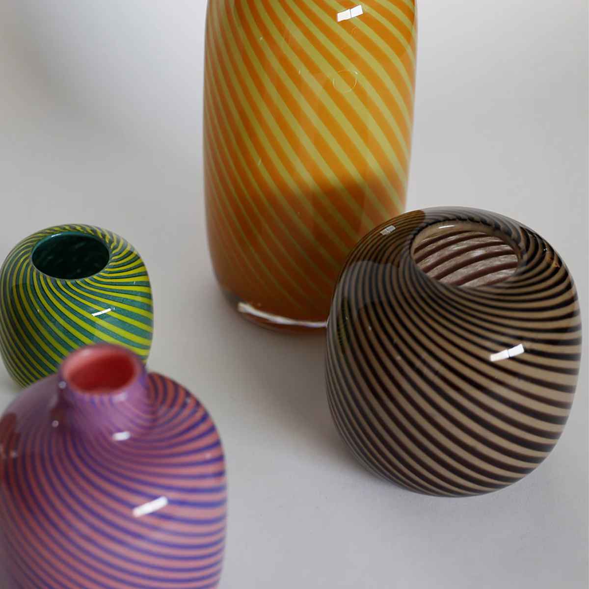 花瓶 旋律を奏でるかの曲線美 バッハ Mette ( 花ビン 花びん 花器 フラワーベース フラワー 花 飾る 花入れ ガラス ガラス製 色ガラス おしゃれ 一輪挿し )