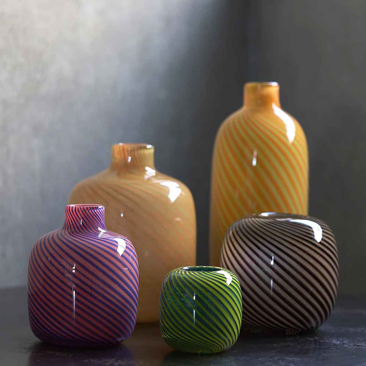 花瓶 旋律を奏でるかの曲線美 バッハ Michael ( 花ビン 花びん 花器 フラワーベース フラワー 花 飾る 花入れ ガラス ガラス製 色ガラス おしゃれ 一輪挿し )