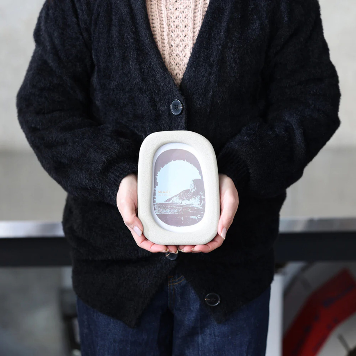 フォトフレーム MLA-01 ( 写真立て フォトスタンド 写真 フレーム ゆがみ 曲線 インテリア おしゃれ カフェ かわいい 壁掛け 置き型 柔らかい 雑貨 飾る 玄関 作品 額縁 イラスト ニッチ トイレ 縦 韓国インテリア ) 【ベージュ】 ベージュ