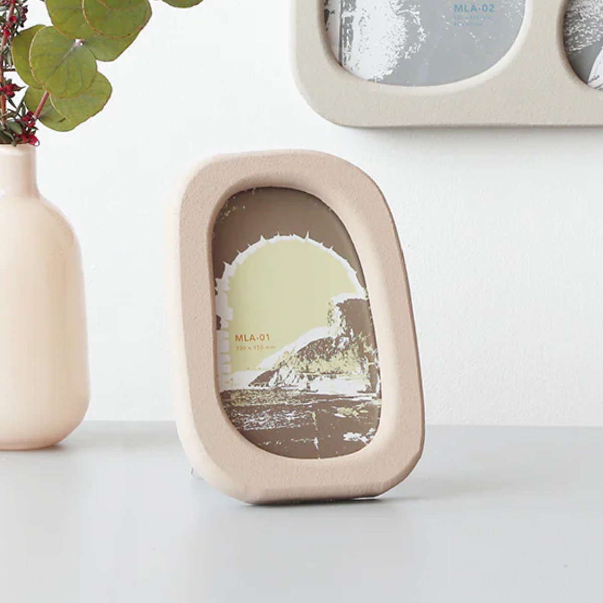 フォトフレーム MLA-01 ( 写真立て フォトスタンド 写真 フレーム ゆがみ 曲線 インテリア おしゃれ カフェ かわいい 壁掛け 置き型 柔らかい 雑貨 飾る 玄関 作品 額縁 イラスト ニッチ トイレ 縦 韓国インテリア ) 【ベージュ】 ベージュ