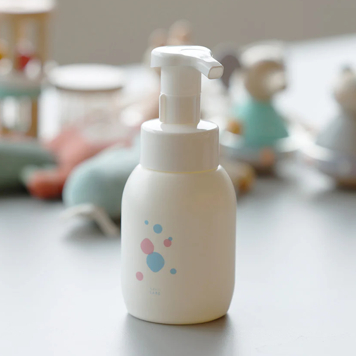 洗剤 玩具用 TOY SHAMPOO （ 日本製 おもちゃ洗剤 天然由来成分 消臭 抗菌 おもちゃ クリーナー 水洗い不要 除菌 マルチクリーナー 拭き取り 水洗い うるおい成分 アルコールフリー パラベンフリー シリコン鉱物油フリー 無香料 ）