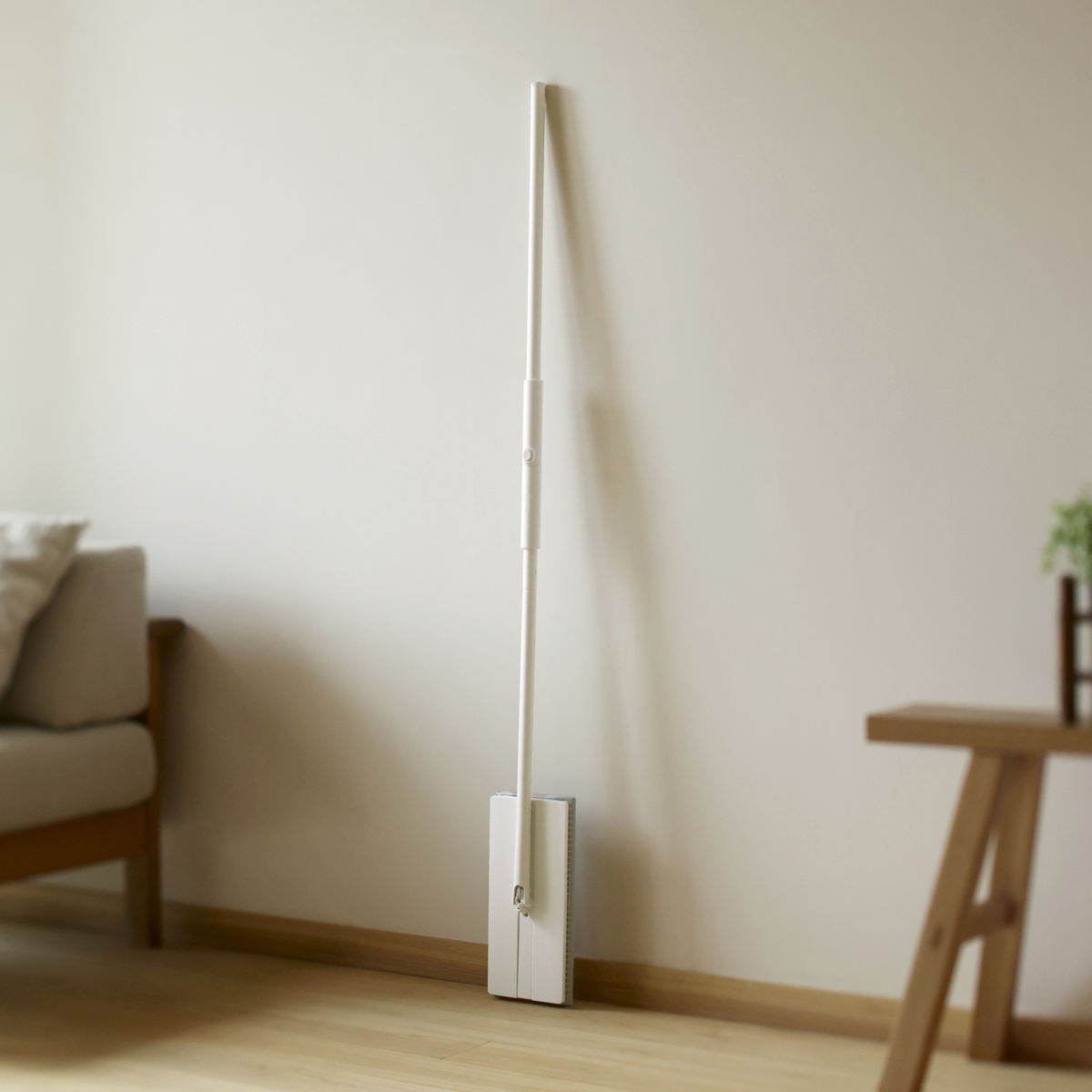 marna マーナ タッチレスワイパー W655W ( フロアワイパー 本体 タッチレス 自立 スリム 簡単操作 スムーズ ワンタッチ フローリングワイパー 360度 おしゃれ 掃除 ワイパー 床掃除 拭き掃除 シンプル )