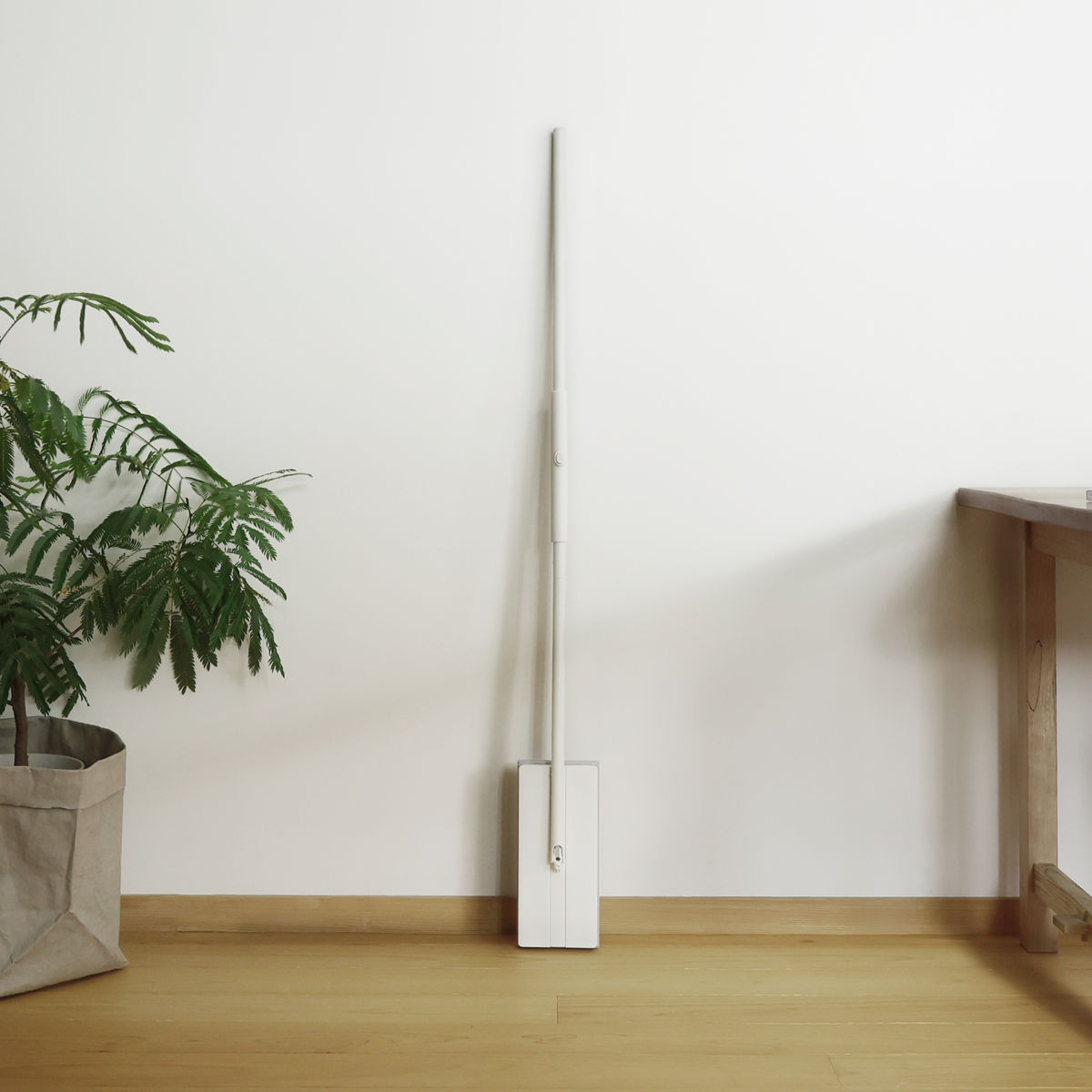 marna マーナ タッチレスワイパー W655W ( フロアワイパー 本体 タッチレス 自立 スリム 簡単操作 スムーズ ワンタッチ フローリングワイパー 360度 おしゃれ 掃除 ワイパー 床掃除 拭き掃除 シンプル )