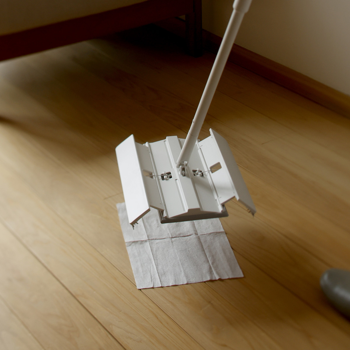 marna マーナ タッチレスワイパー W655W ( フロアワイパー 本体 タッチレス 自立 スリム 簡単操作 スムーズ ワンタッチ フローリングワイパー 360度 おしゃれ 掃除 ワイパー 床掃除 拭き掃除 シンプル )