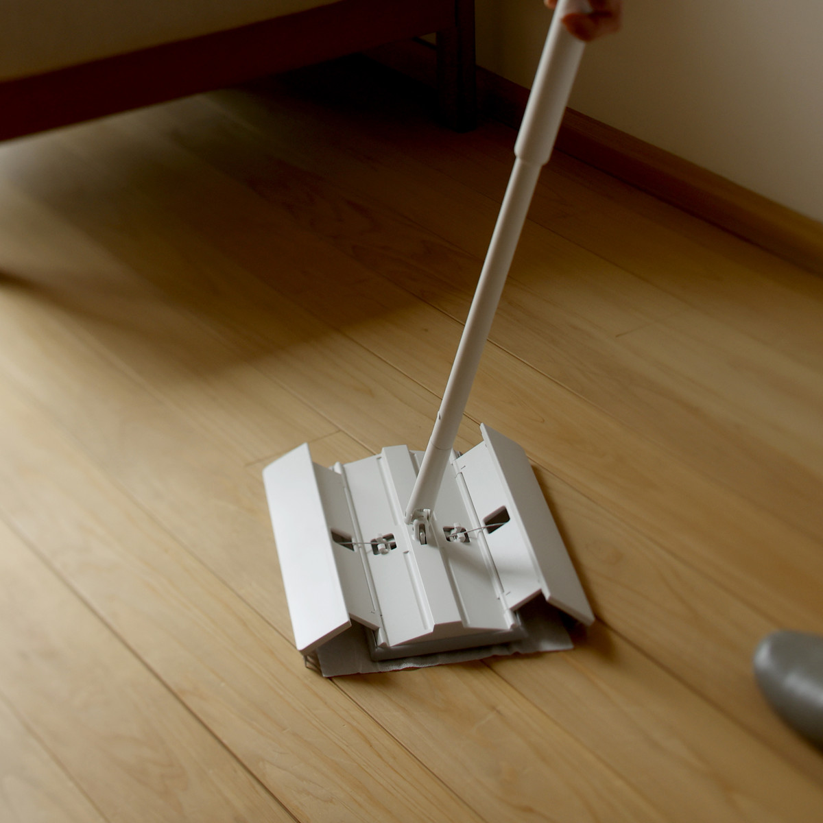 marna マーナ タッチレスワイパー W655W ( フロアワイパー 本体 タッチレス 自立 スリム 簡単操作 スムーズ ワンタッチ フローリングワイパー 360度 おしゃれ 掃除 ワイパー 床掃除 拭き掃除 シンプル )