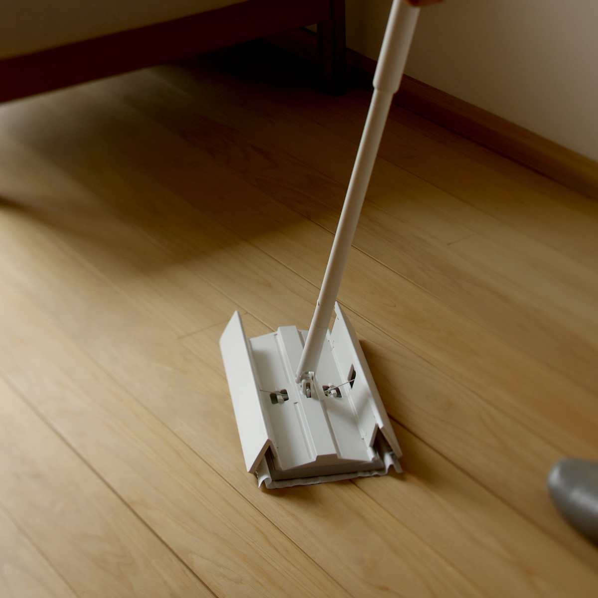 marna マーナ タッチレスワイパー W655W ( フロアワイパー 本体 タッチレス 自立 スリム 簡単操作 スムーズ ワンタッチ フローリングワイパー 360度 おしゃれ 掃除 ワイパー 床掃除 拭き掃除 シンプル )