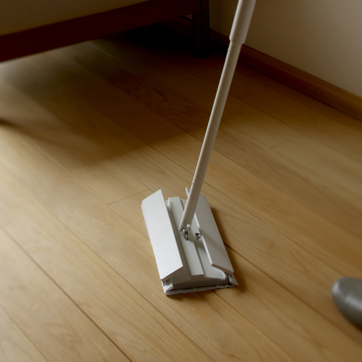 marna マーナ タッチレスワイパー W655W ( フロアワイパー 本体 タッチレス 自立 スリム 簡単操作 スムーズ ワンタッチ フローリングワイパー 360度 おしゃれ 掃除 ワイパー 床掃除 拭き掃除 シンプル )