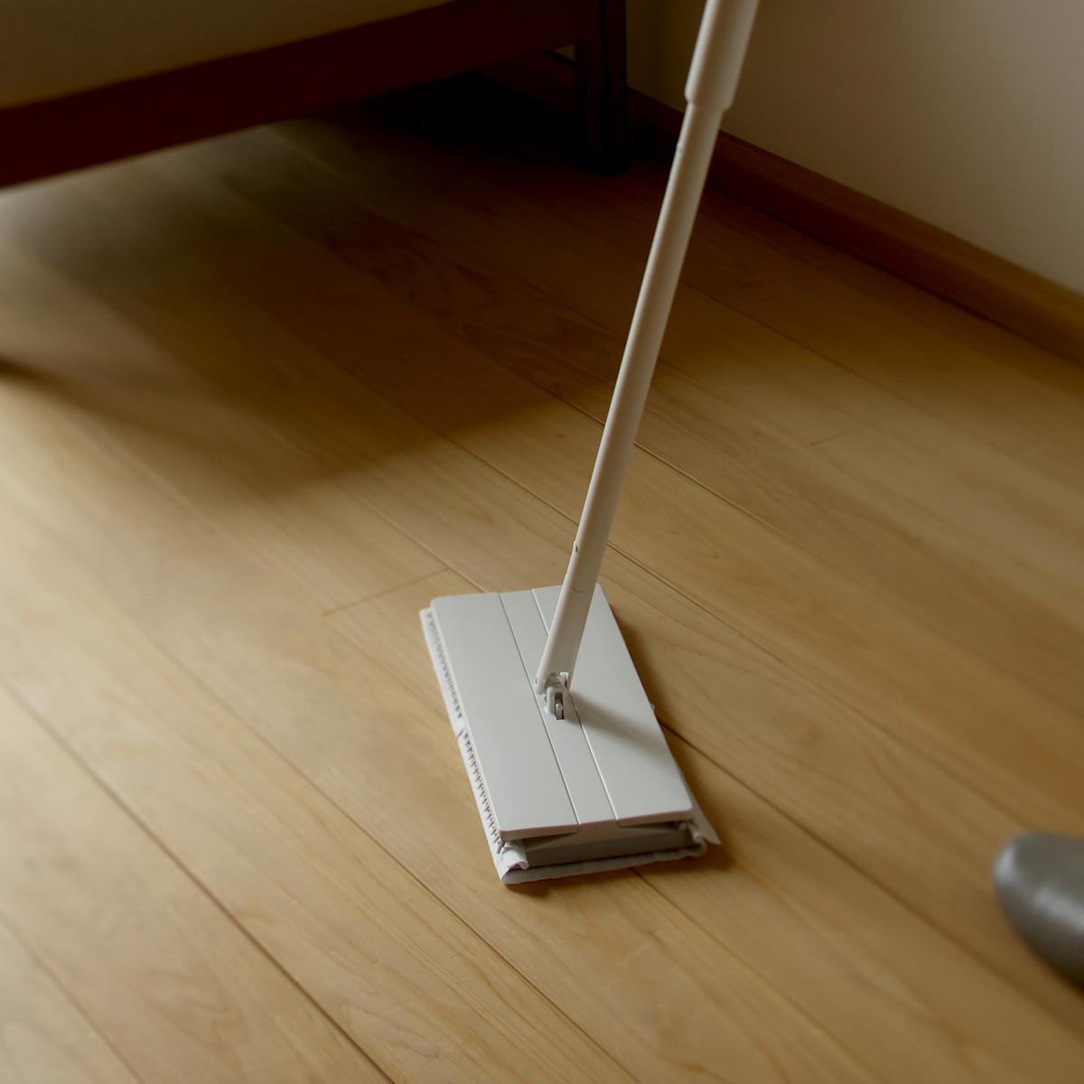 marna マーナ タッチレスワイパー W655W ( フロアワイパー 本体 タッチレス 自立 スリム 簡単操作 スムーズ ワンタッチ フローリングワイパー 360度 おしゃれ 掃除 ワイパー 床掃除 拭き掃除 シンプル )