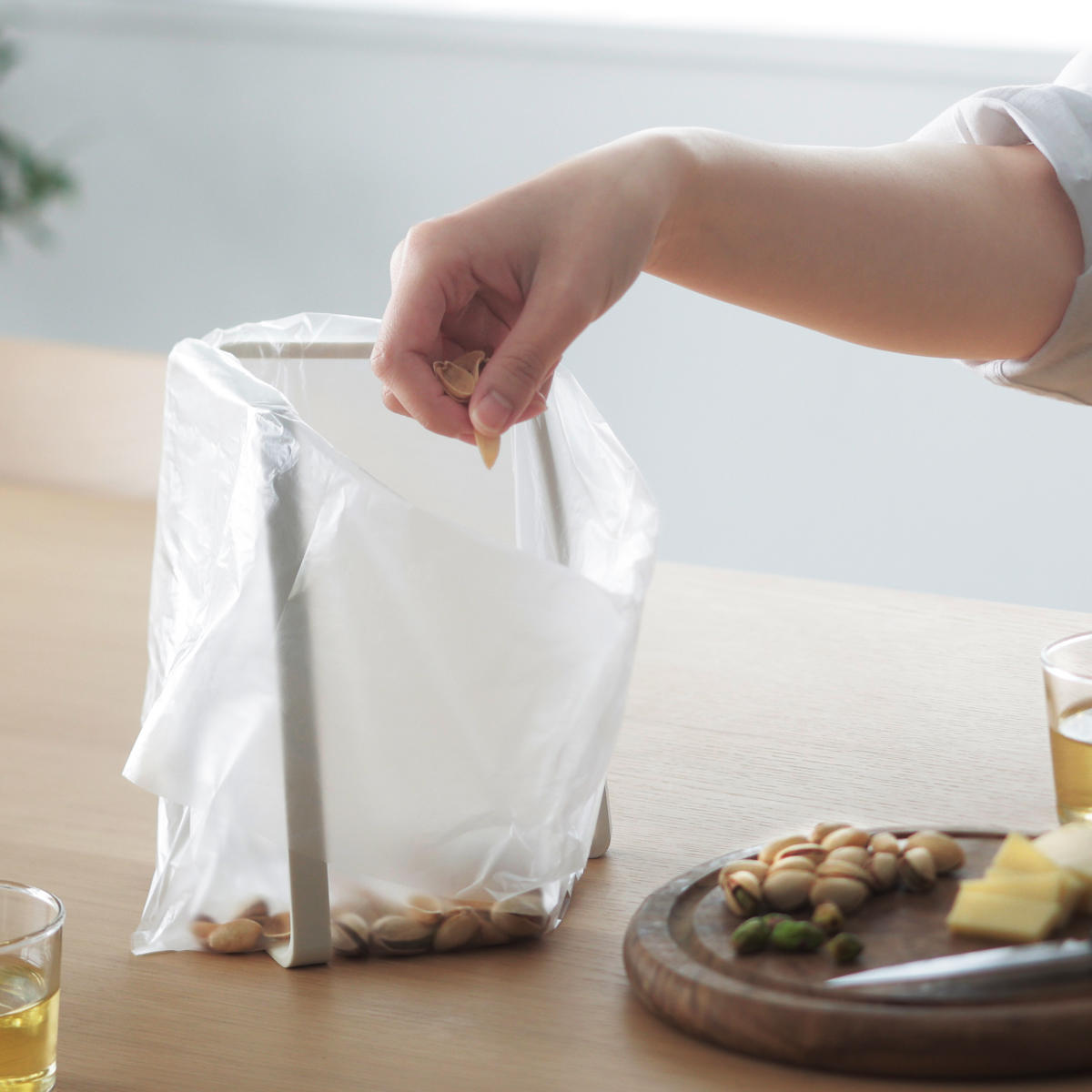 marna マーナ ポリ袋ホルダー K821 ( 折りたたみ キッチン ゴミ箱 生ゴミスタンド ポリ袋 スタンド ゴミ袋ホルダー スリム コンパクト 卓上 生ゴミ入れ おしゃれ ダスト 生ごみ レジ袋ホルダー キッチングッズ ふきん掛け 便利 )