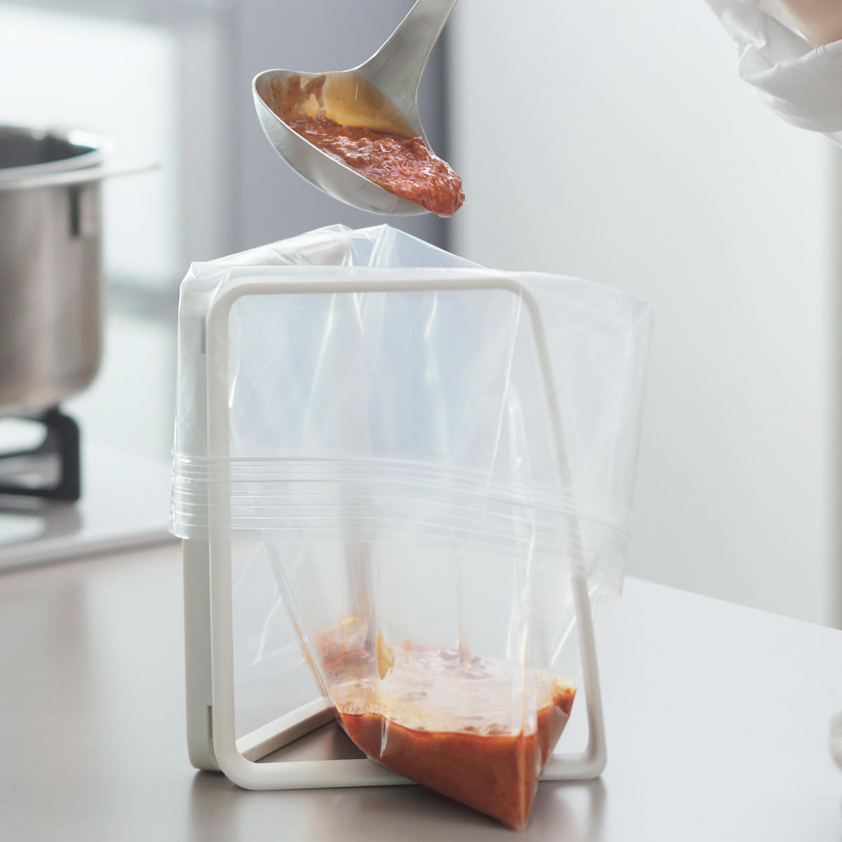 marna マーナ ポリ袋ホルダー K821 ( 折りたたみ キッチン ゴミ箱 生ゴミスタンド ポリ袋 スタンド ゴミ袋ホルダー スリム コンパクト 卓上 生ゴミ入れ おしゃれ ダスト 生ごみ レジ袋ホルダー キッチングッズ ふきん掛け 便利 )