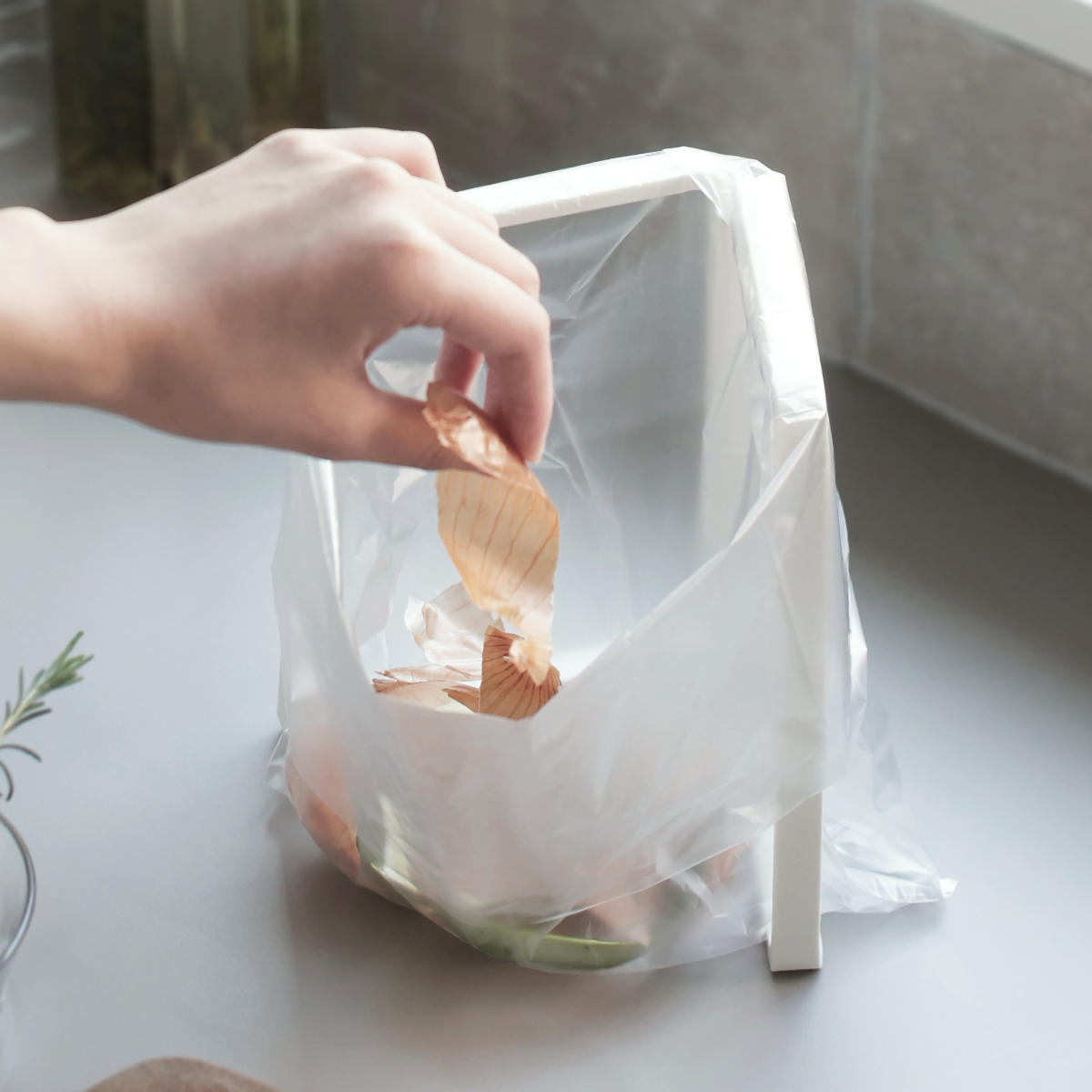 marna マーナ ポリ袋ホルダー K821 ( 折りたたみ キッチン ゴミ箱 生ゴミスタンド ポリ袋 スタンド ゴミ袋ホルダー スリム コンパクト 卓上 生ゴミ入れ おしゃれ ダスト 生ごみ レジ袋ホルダー キッチングッズ ふきん掛け 便利 )