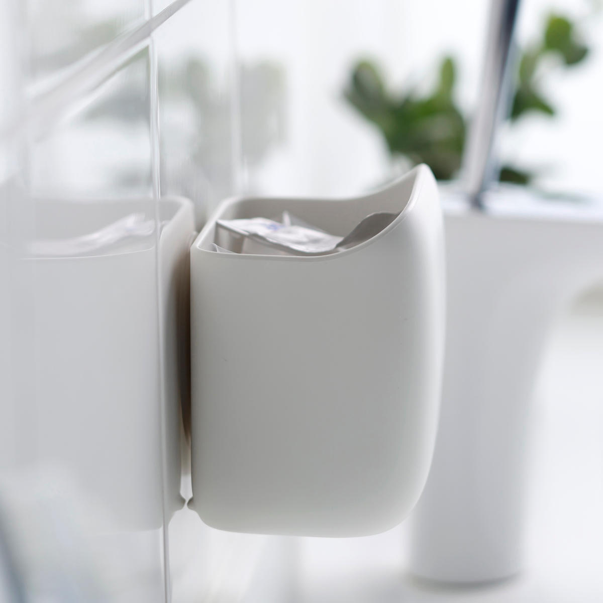 marna マーナ 洗面ゴミ箱 W661 ( ごみ箱 洗面所 おしゃれ 吊り下げ 小さめ ごみばこ 浮かせる 洗面台 吸盤 吊るす 引っ掛け コンパクト スリム 小物入れ かわいい 小型 ミニサイズ 小さい フタなし ホワイト 白 ダストボックス )