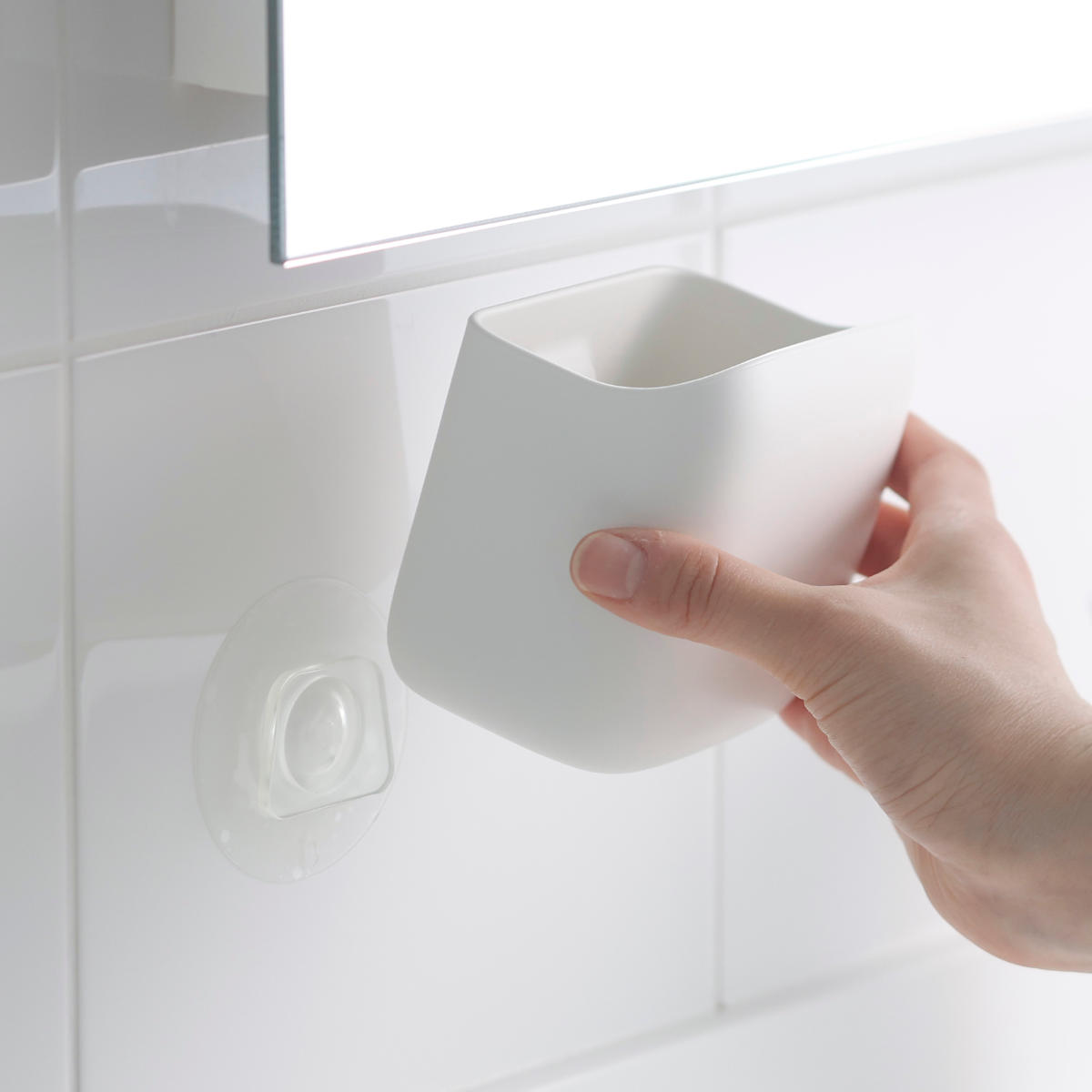 marna マーナ 洗面ゴミ箱 W661 ( ごみ箱 洗面所 おしゃれ 吊り下げ 小さめ ごみばこ 浮かせる 洗面台 吸盤 吊るす 引っ掛け コンパクト スリム 小物入れ かわいい 小型 ミニサイズ 小さい フタなし ホワイト 白 ダストボックス )