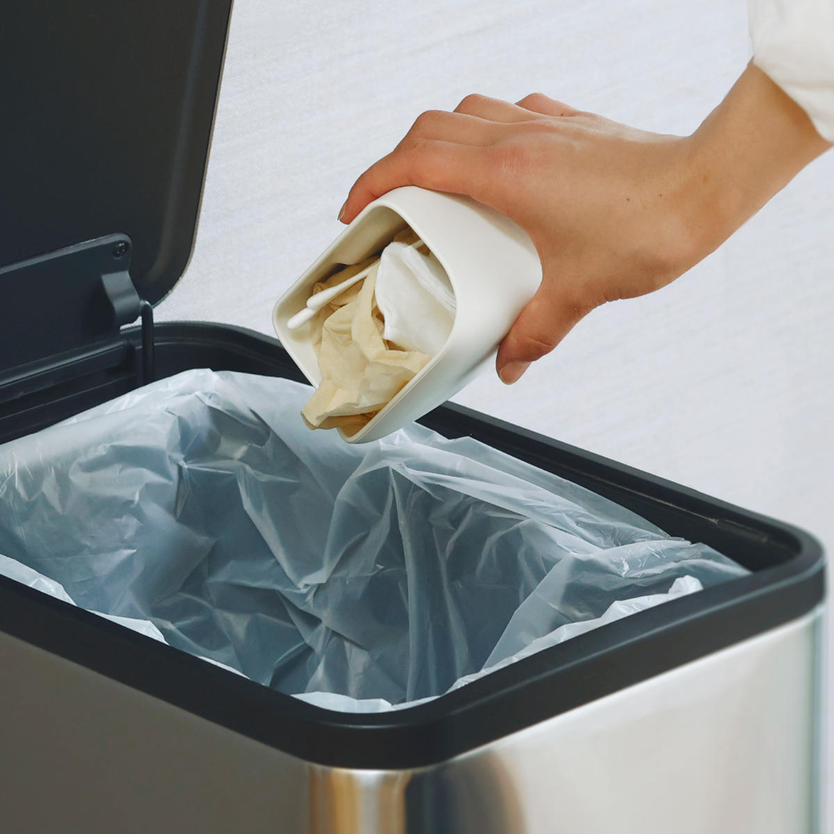 marna マーナ 洗面ゴミ箱 W661 ( ごみ箱 洗面所 おしゃれ 吊り下げ 小さめ ごみばこ 浮かせる 洗面台 吸盤 吊るす 引っ掛け コンパクト スリム 小物入れ かわいい 小型 ミニサイズ 小さい フタなし ホワイト 白 ダストボックス )