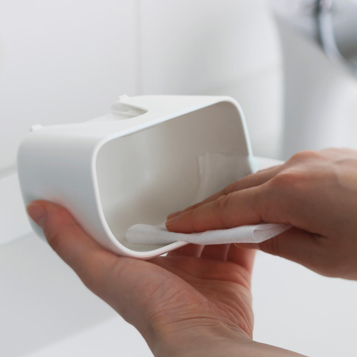 marna マーナ 洗面ゴミ箱 W661 ( ごみ箱 洗面所 おしゃれ 吊り下げ 小さめ ごみばこ 浮かせる 洗面台 吸盤 吊るす 引っ掛け コンパクト スリム 小物入れ かわいい 小型 ミニサイズ 小さい フタなし ホワイト 白 ダストボックス )