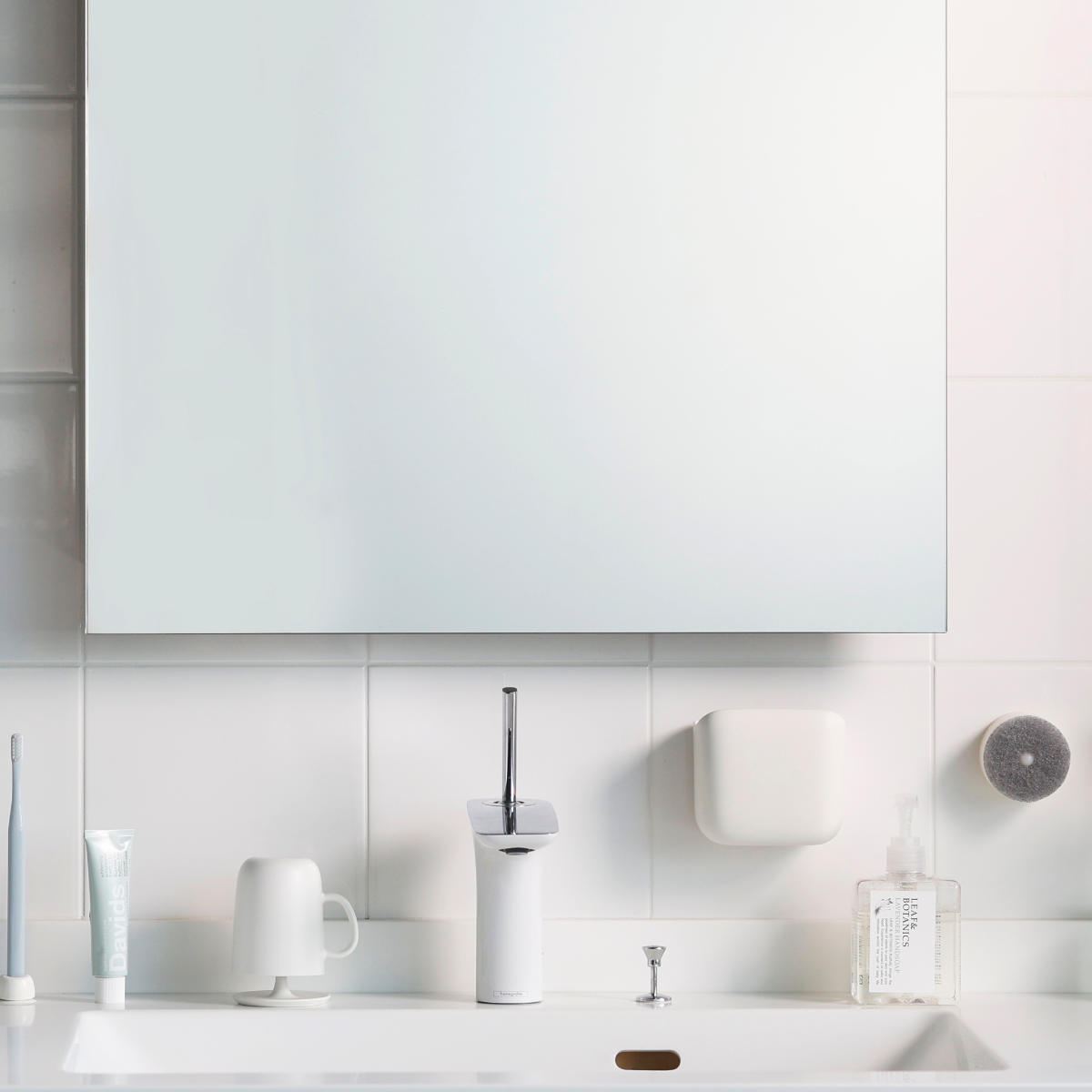 marna マーナ 洗面ゴミ箱 W661 ( ごみ箱 洗面所 おしゃれ 吊り下げ 小さめ ごみばこ 浮かせる 洗面台 吸盤 吊るす 引っ掛け コンパクト スリム 小物入れ かわいい 小型 ミニサイズ 小さい フタなし ホワイト 白 ダストボックス )